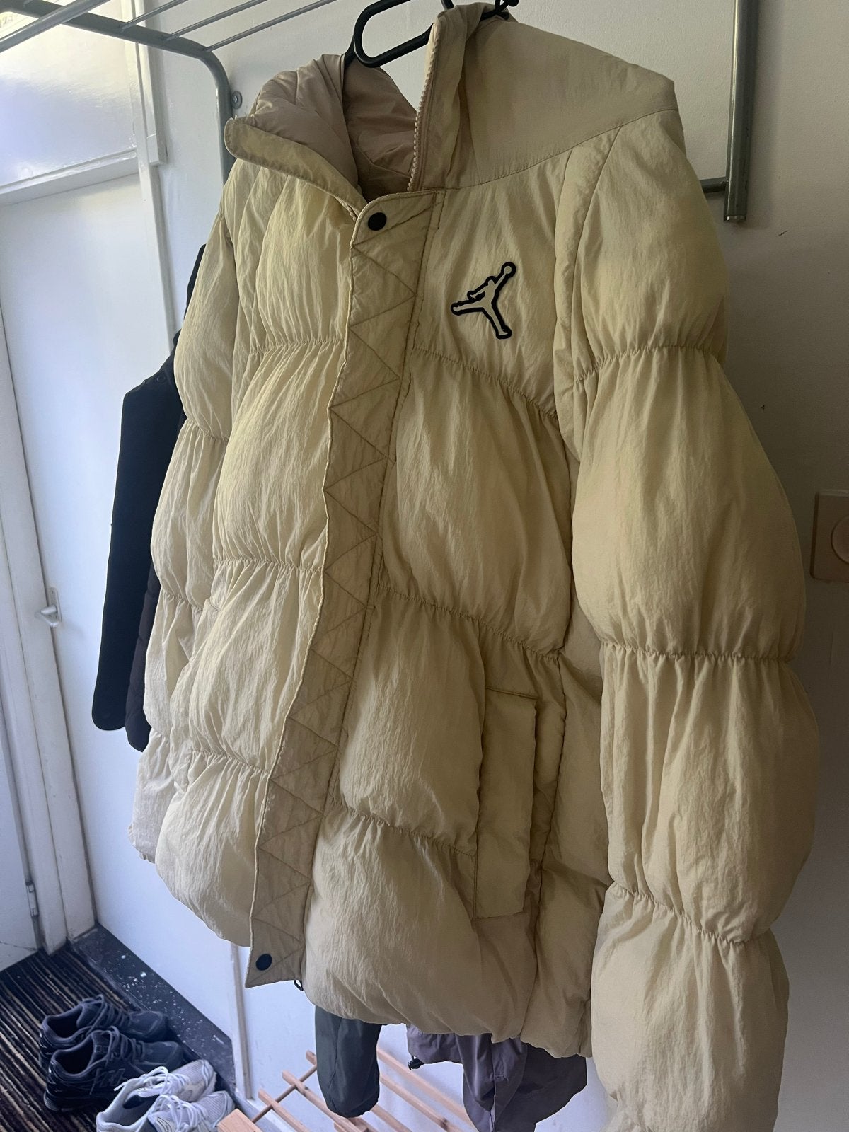 Air Jordan Winterjas - Maat M, Ophalen, Zo goed als nieuw, Maat 48/50 (M), Beige