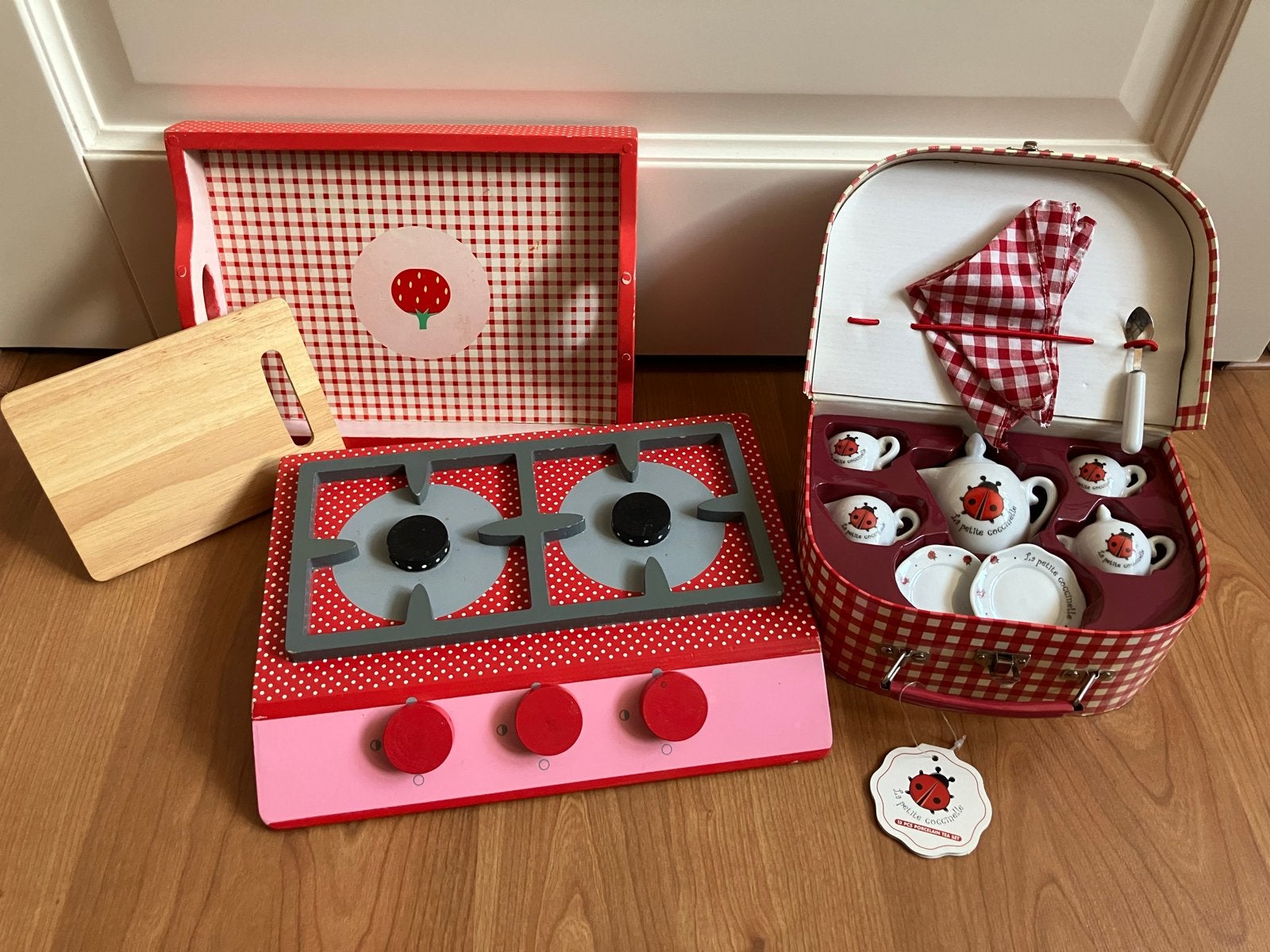 Kinderkeuken set: fornuisje, dienblad & theeservi, Ophalen of Verzenden, Zo goed als nieuw, Meisje