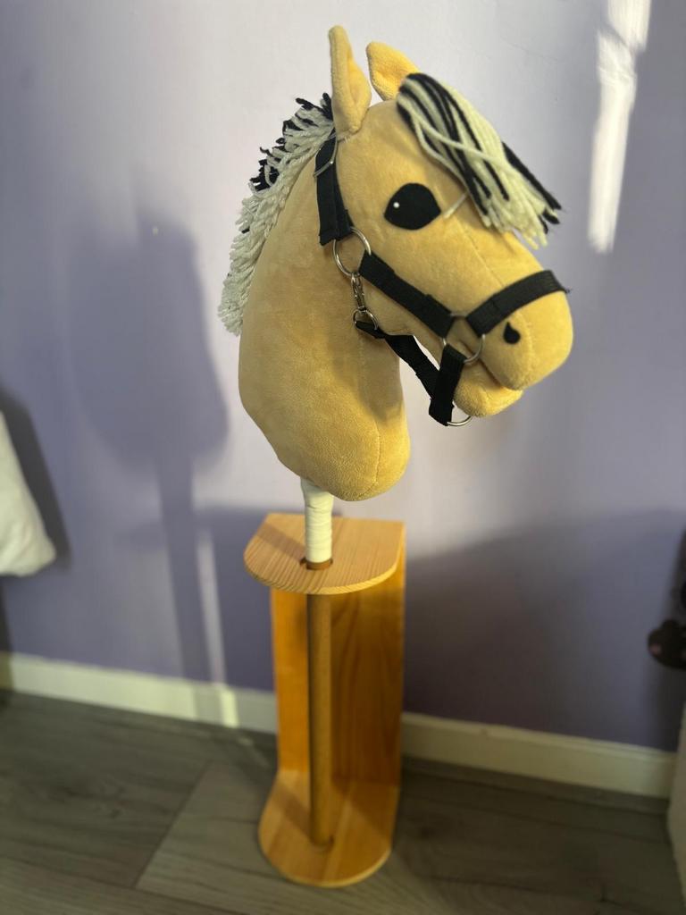 Hobbyhorse met standaard en accessoires, Ophalen, Zo goed als nieuw, Jongen of Meisje