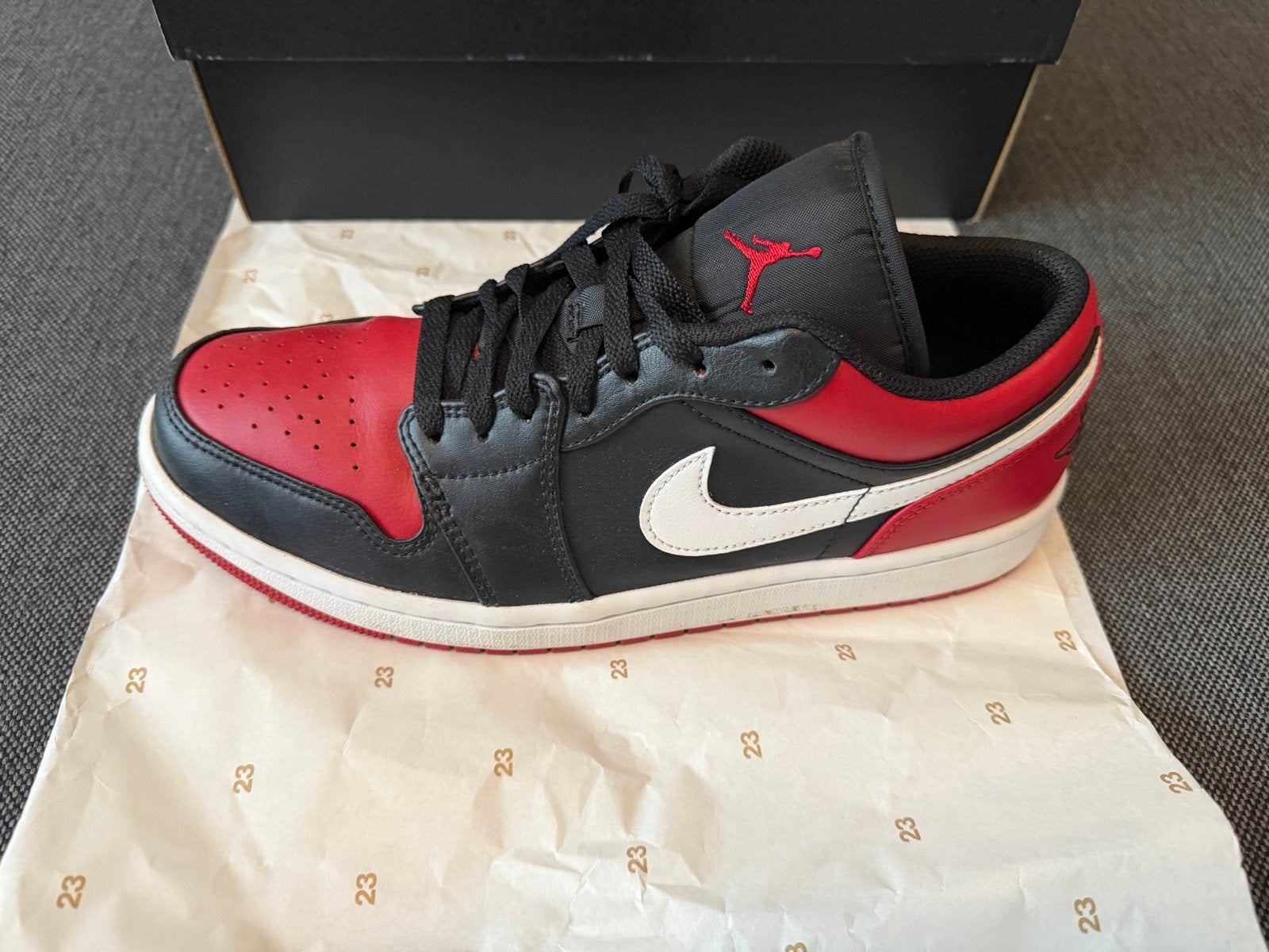 Nike Air Jordan 1 Low - Zwart/Rood/Wit, Maat 42.5, Ophalen of Verzenden, Zo goed als nieuw, Zwart, Sneakers of Gympen