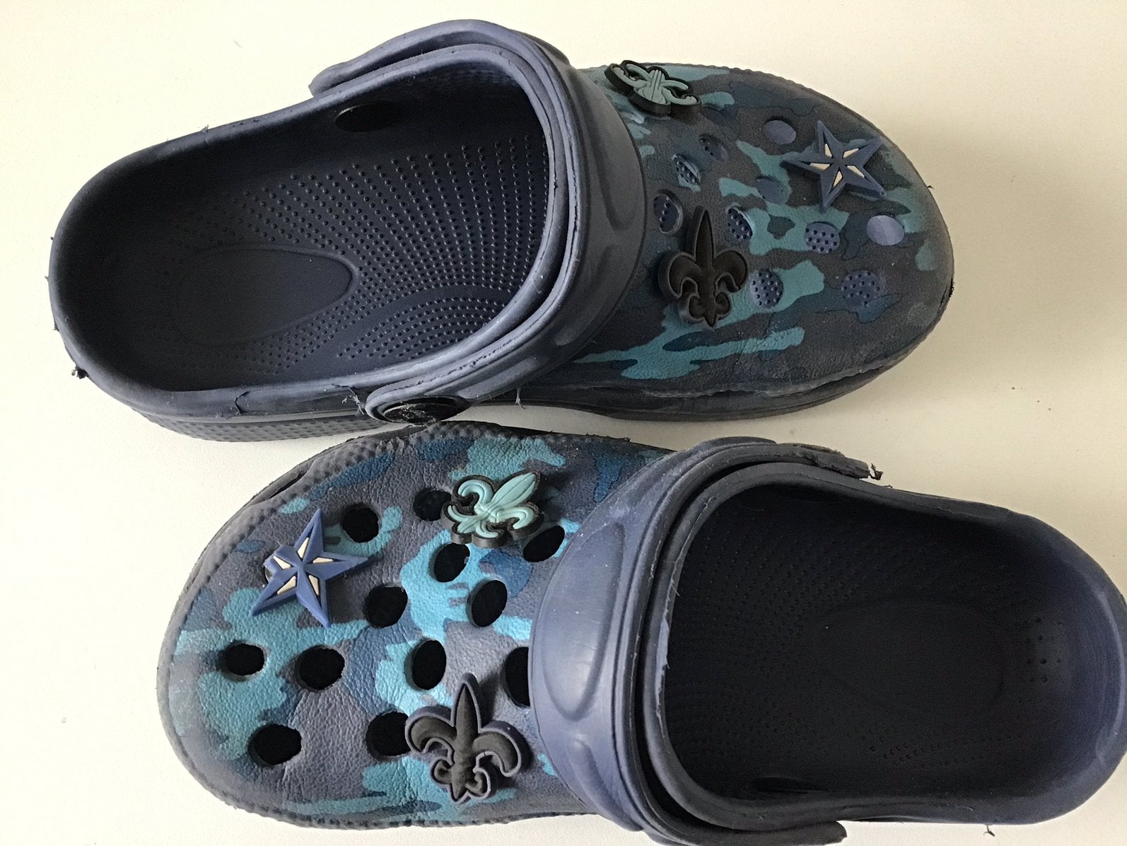 Blauwe camouflage klompjes met versieringen, Ophalen, Gebruikt, Jongen of Meisje, Schoenen