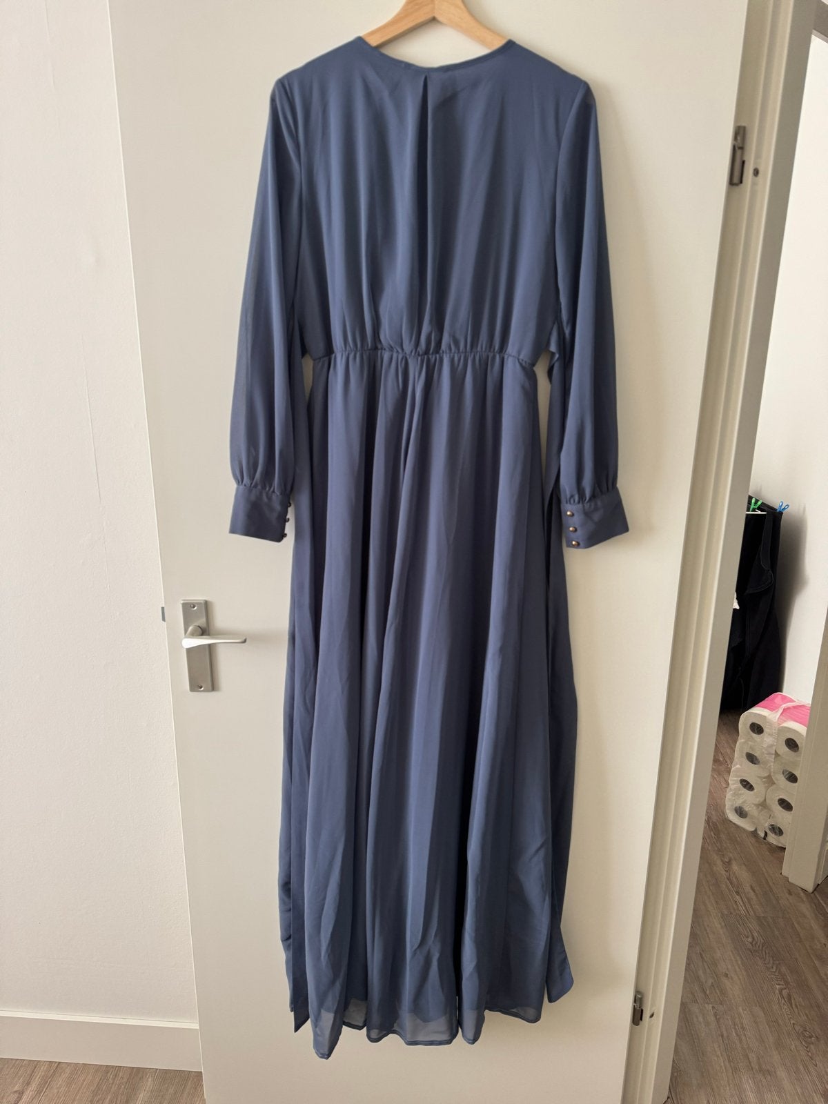 Elegante Blauwe Maxi Jurk met Overlap en Strikdetail, Kleding | Dames, Jurken, Maat 38/40 (M), Zo goed als nieuw, Onder de knie
