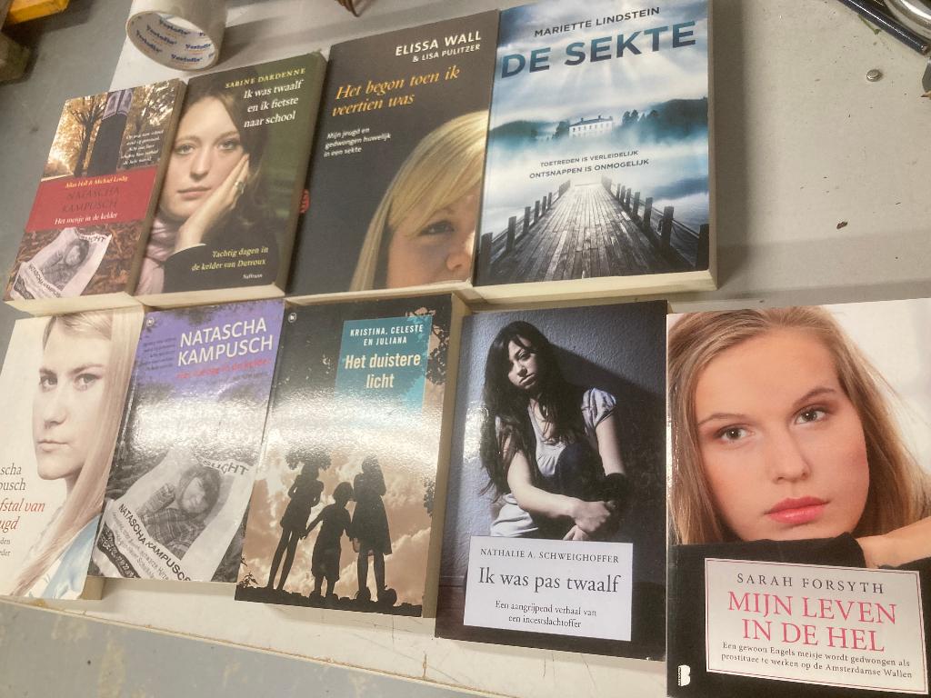 T.K. nog 2 boeken over Religieuze sekte en ontvoeringen, Ophalen of Verzenden, Gelezen