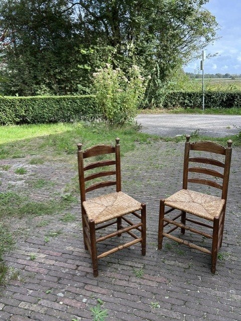 twee antieke Hollandse stoelen met biezen zitting, Ophalen
