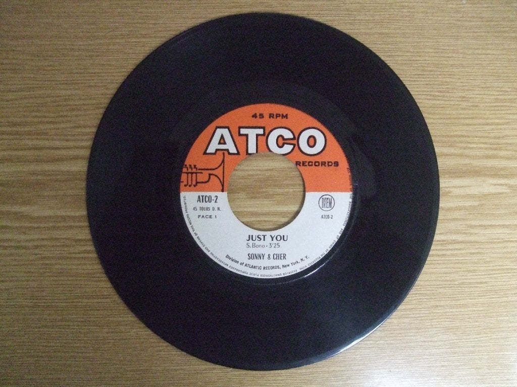 SONNY & CHER     JUST YOU / SING C'EST LA VIE, 7 inch, Ophalen of Verzenden, Zo goed als nieuw, Pop