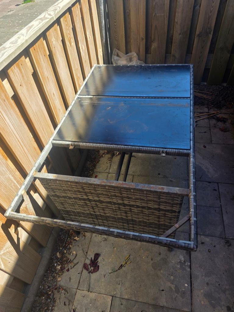 Wicker tuintafel met metalen frame - opknapper, Ophalen of Verzenden, Gebruikt, Rechthoekig, Wicker
