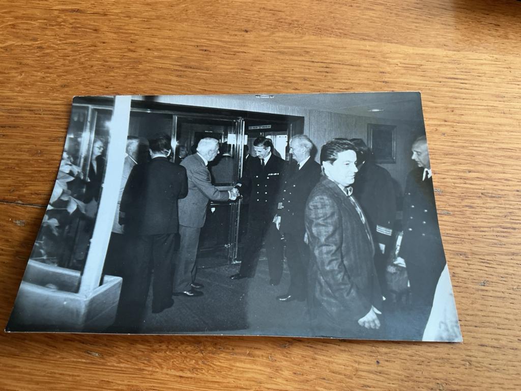 O122 groep mensen marine of koopvaardij uniform, Verzamelen, Ophalen of Verzenden, 1960 tot 1980, Zo goed als nieuw