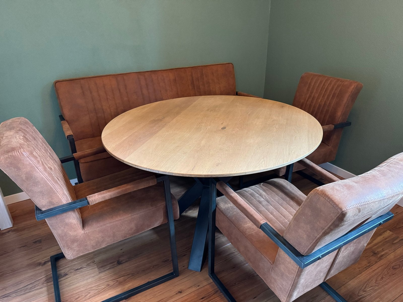 Grote massief houten ronde tafel met 3 stoelen en een bankje, Huis en Inrichting, Gebruikt, 100 tot 150 cm, Rond, Ophalen of Verzenden