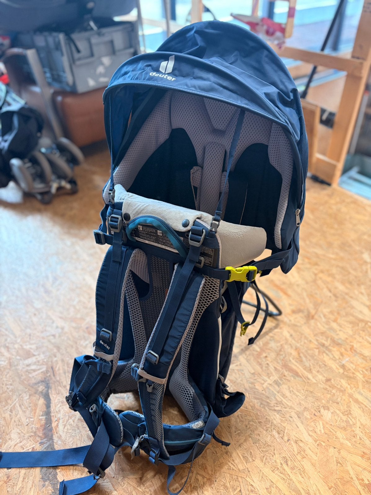 te huur: Deuter Kid Comfort Pro, Ophalen, Zo goed als nieuw, Zwart, 30 cm of meer