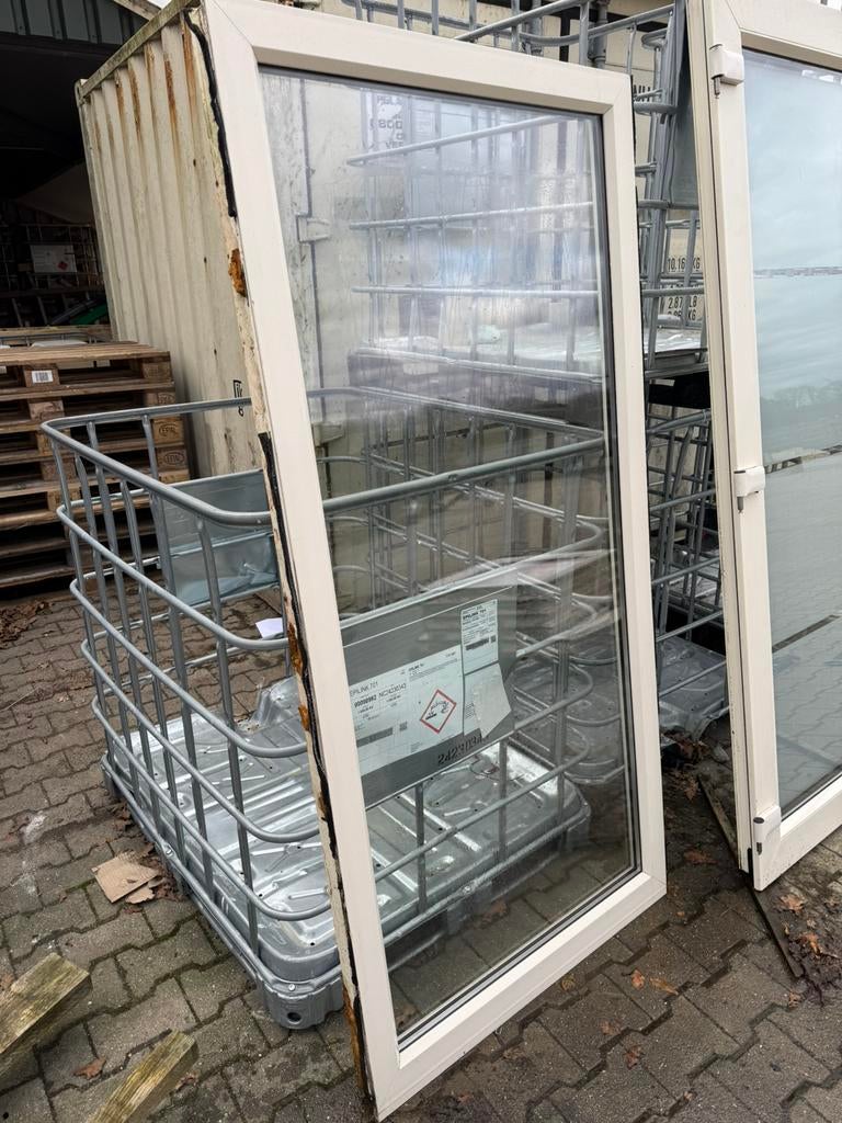 Gebroken wit kozijn met thermopane en houtnerf, Doe-het-zelf en Verbouw, Kozijnen en Schuifpuien, Kunststof, Raamkozijn, Zo goed als nieuw