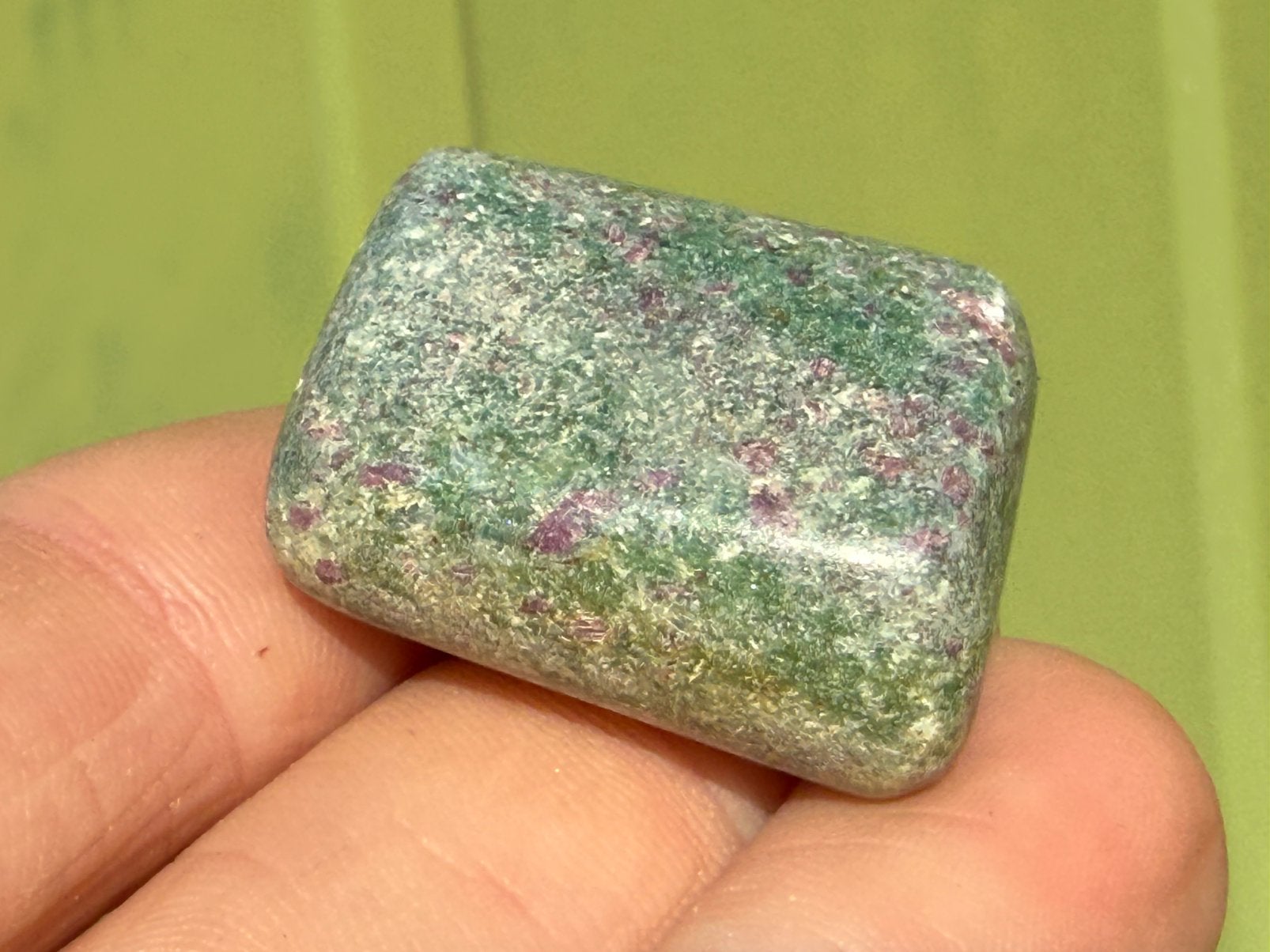 26 Fluorescerende Robijn in Fuchsiet edelsteen mineraeln, Ophalen of Verzenden, Mineraal