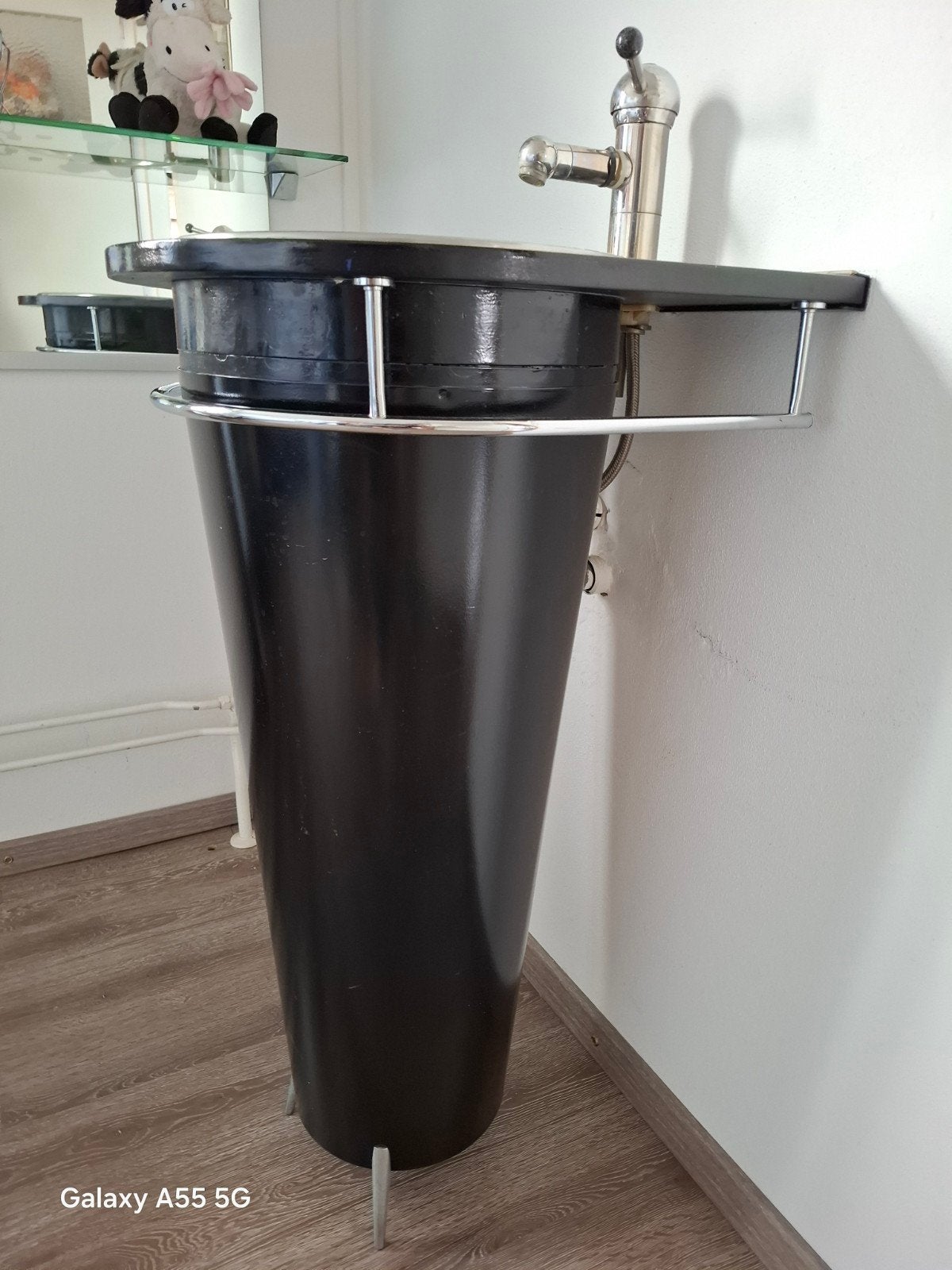 Trendy wastafel met kraan en zwarte zuil, Ophalen, Gebruikt, Rvs, Wastafel