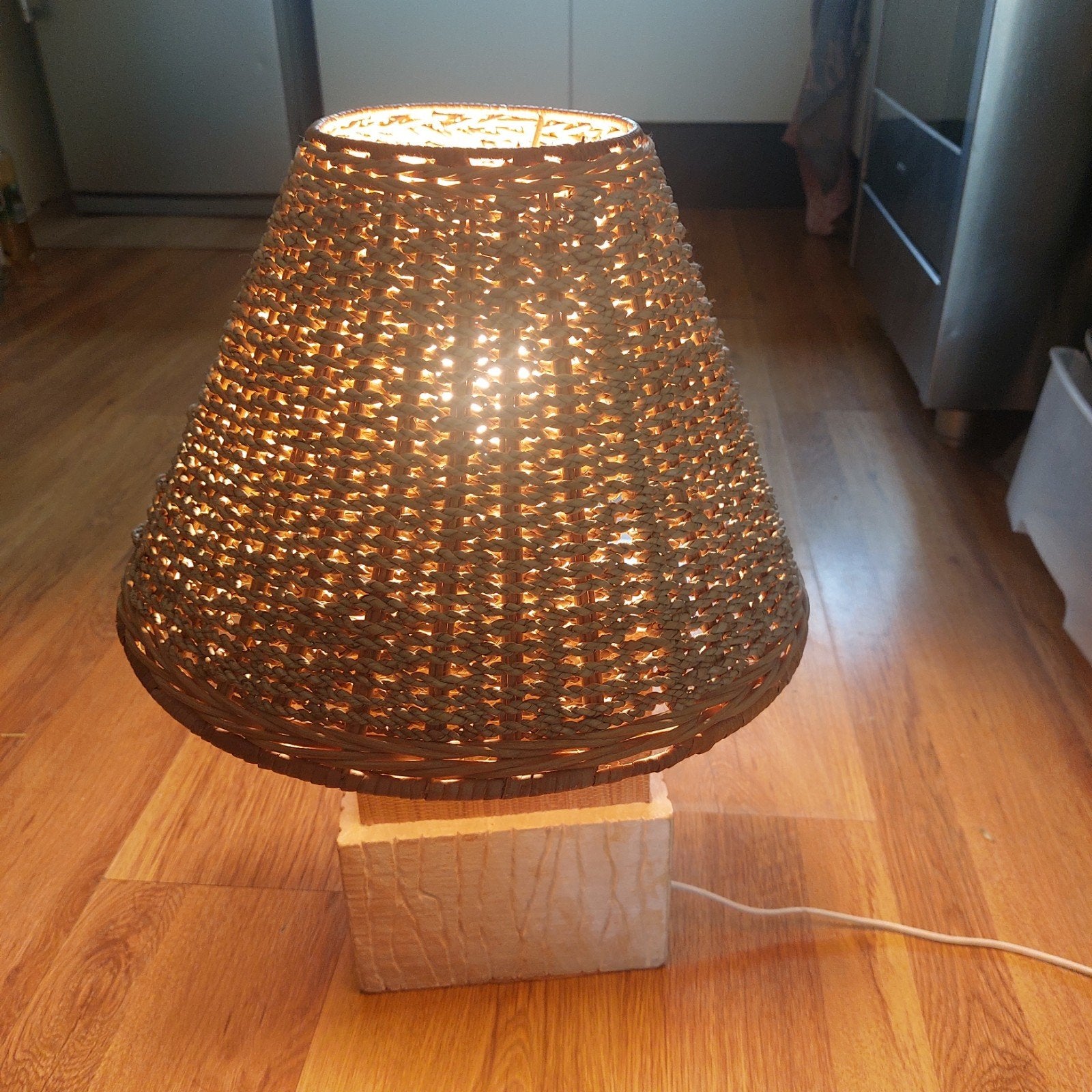 Tafellamp met rotan kap en houten voet, Huis en Inrichting, Beige, Overige merken, Met schakelaar, Zo goed als nieuw