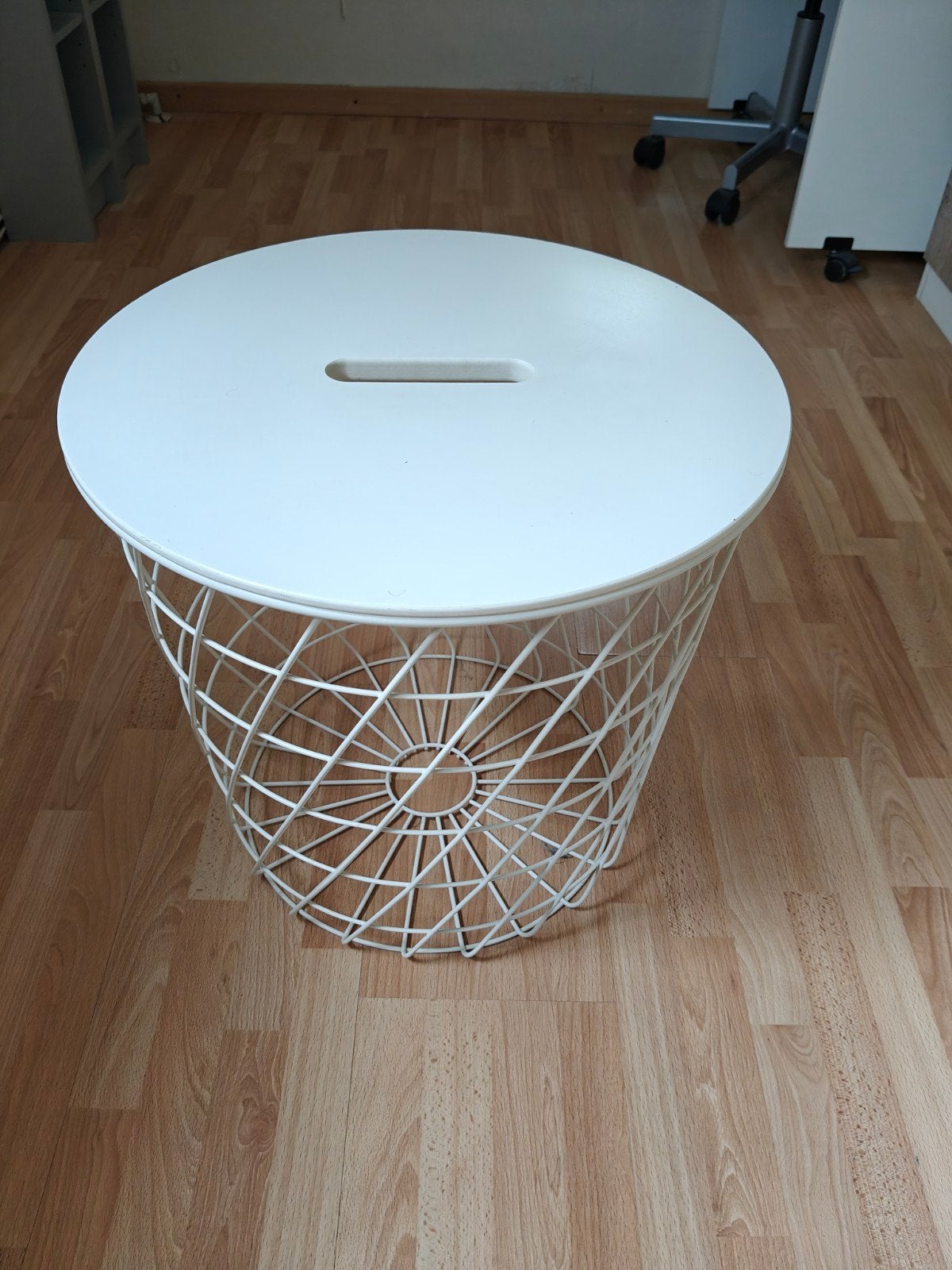 Witte draadmand met deksel - Opbergmand/Bijzettafel, Ophalen, Zo goed als nieuw, Wit, Metaal
