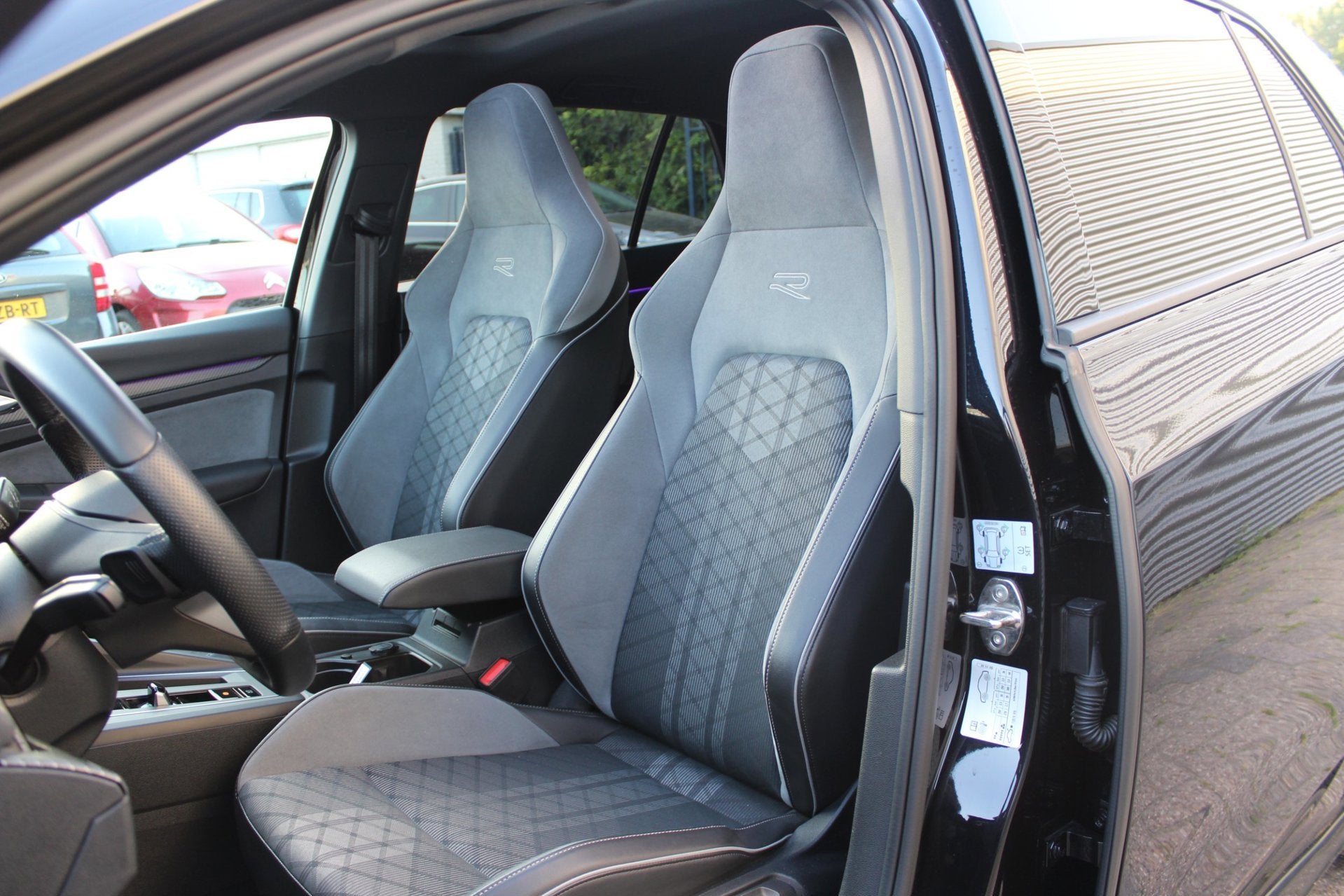 Volkswagen Golf 1.5 eTSI 3x R-Line | Panoramadak | IQ Light, Auto's, Automatische klimaatregeling, Zwart, 4 cilinders, Zwart