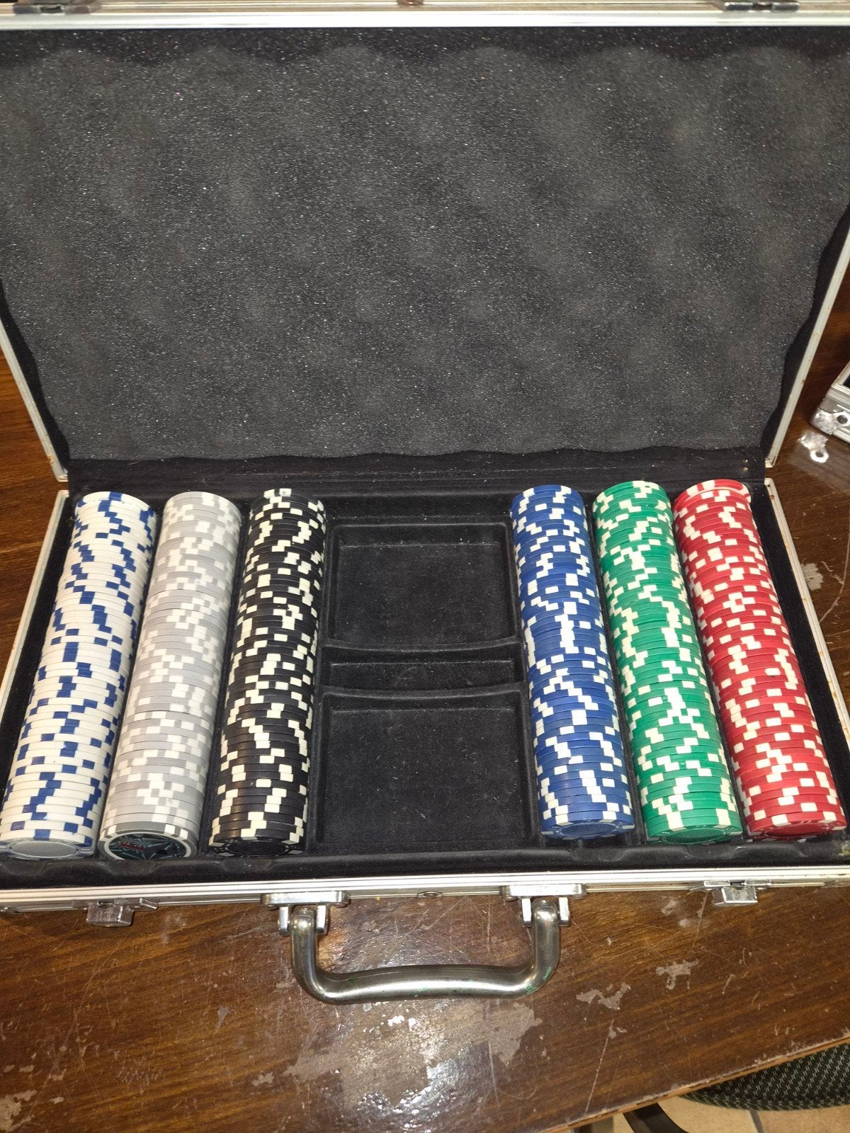 Pokerset met fiches en aluminium koffer, Drie of vier spelers, Ophalen of Verzenden, Gebruikt, Onbekend