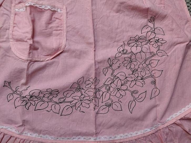 Vintage roze schort met kant en borduurmotief nostalgie, Verzenden, Nieuw, Roze, Schort