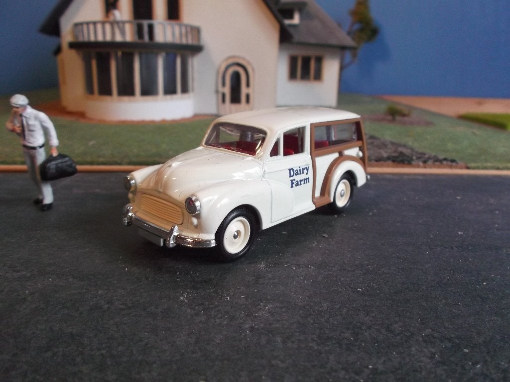 1/43 Morris Minor Traveller &2 trucks - Lledo Dairy Farm Set, Ophalen of Verzenden, Zo goed als nieuw, Auto, Overige merken