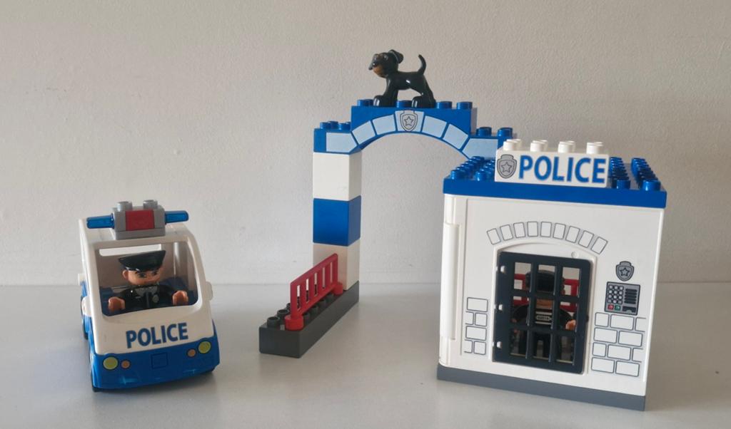 Duplo! Politiebureau, met auto, cel en hond, 1 speler, Racen en Vliegen, Ophalen of Verzenden, Zo goed als nieuw