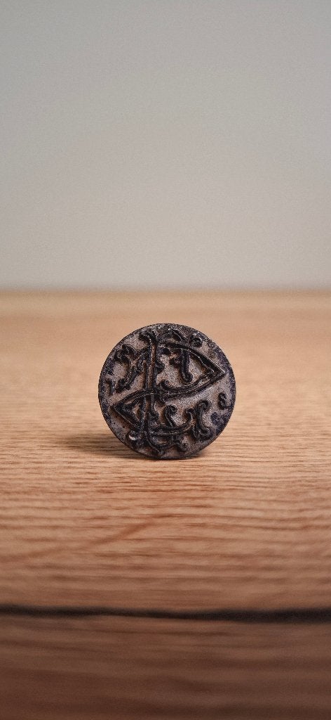 Antiek zegelstempel gotisch monogram 2,5 cm, 11 g, Ophalen of Verzenden, Gebruikt, Overige typen