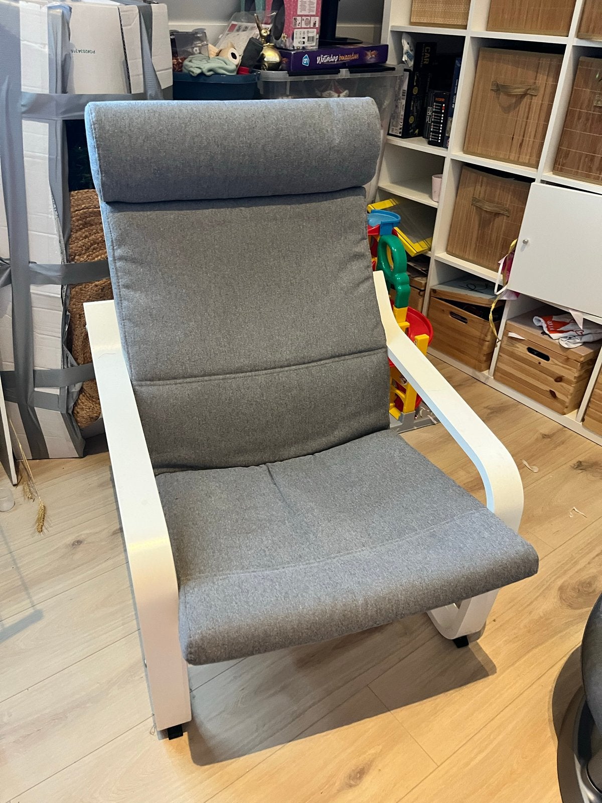 IKEA Poäng stoel met kussen - Wit frame, grijze bekleding, Ophalen, Wit, Zo goed als nieuw, Eén