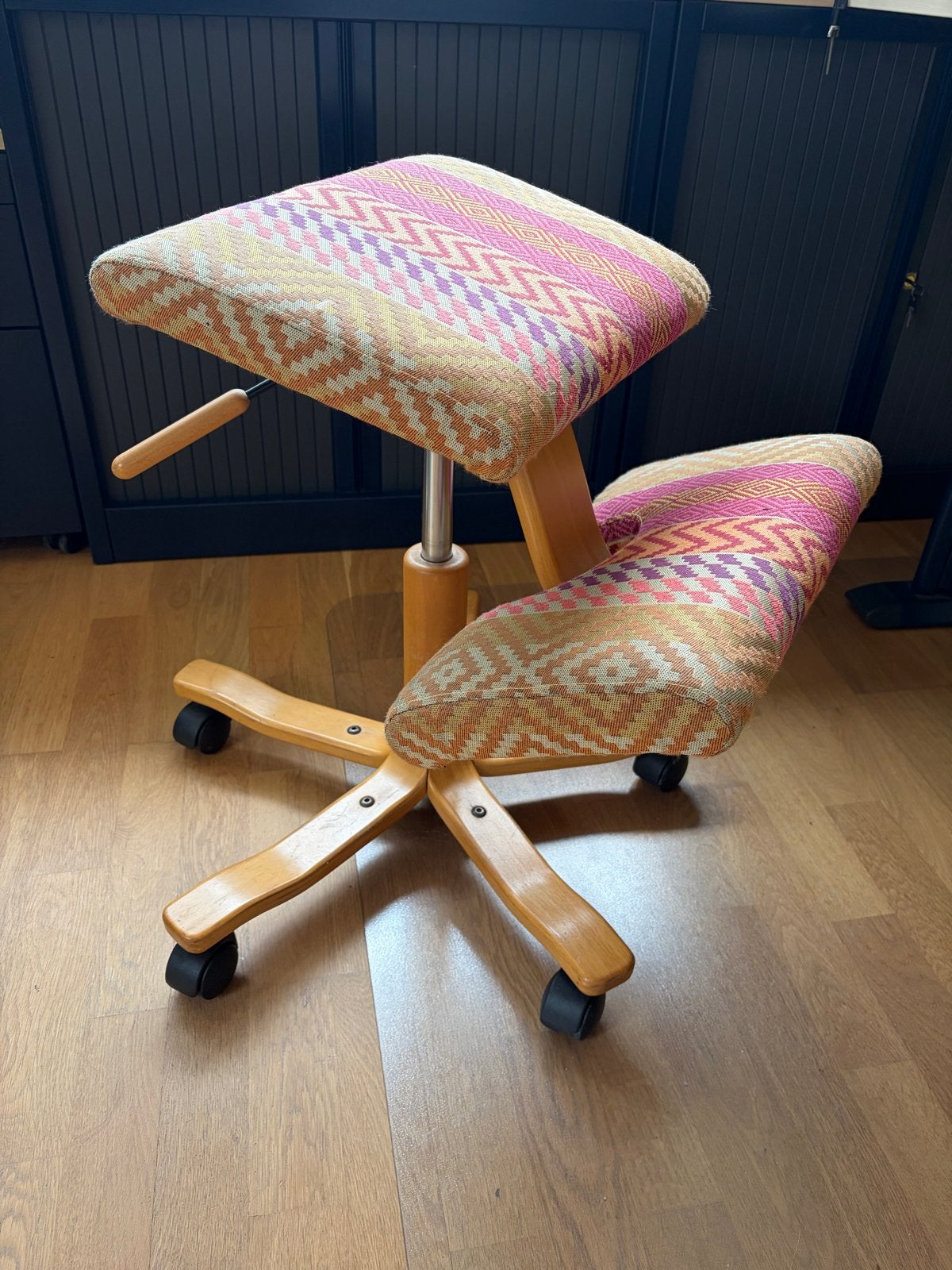 Ergonomische kniestoel - Stokke Varier Wing, Huis en Inrichting, Ophalen, Gebruikt, Overige kleuren, Bureaukruk