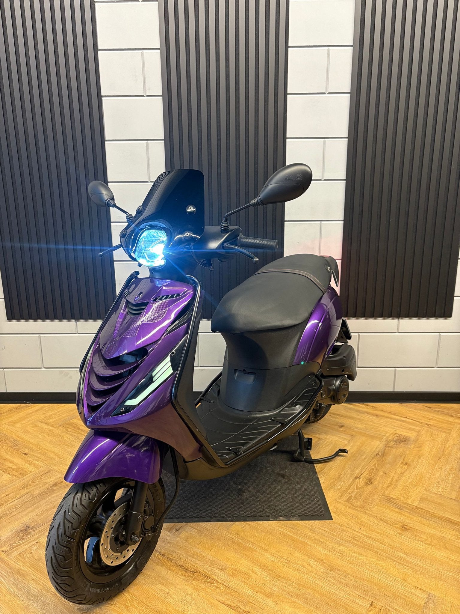 Foto 2 van PIAGGIO ZIP 4T 3V BROM 2023 FULL OPTION CANDY PURPLE