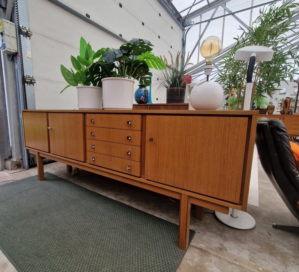 Vintage groot dressoir met chromen knoppen, 236cm, ., Met lade(s), Ophalen of Verzenden, 200 cm of meer