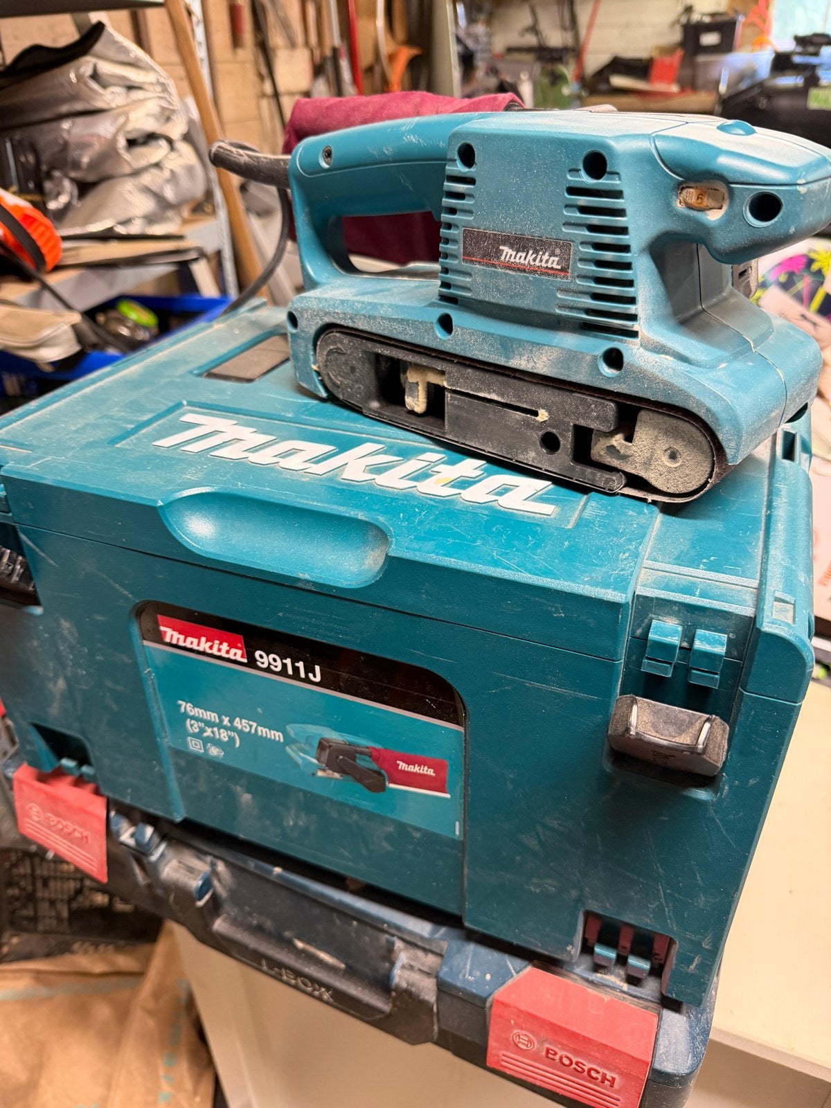 Makita 9911J Bandschuurmachine met koffer, Doe-het-zelf en Verbouw, Ophalen, Gebruikt, Minder dan 600 watt, Bandschuurmachine
