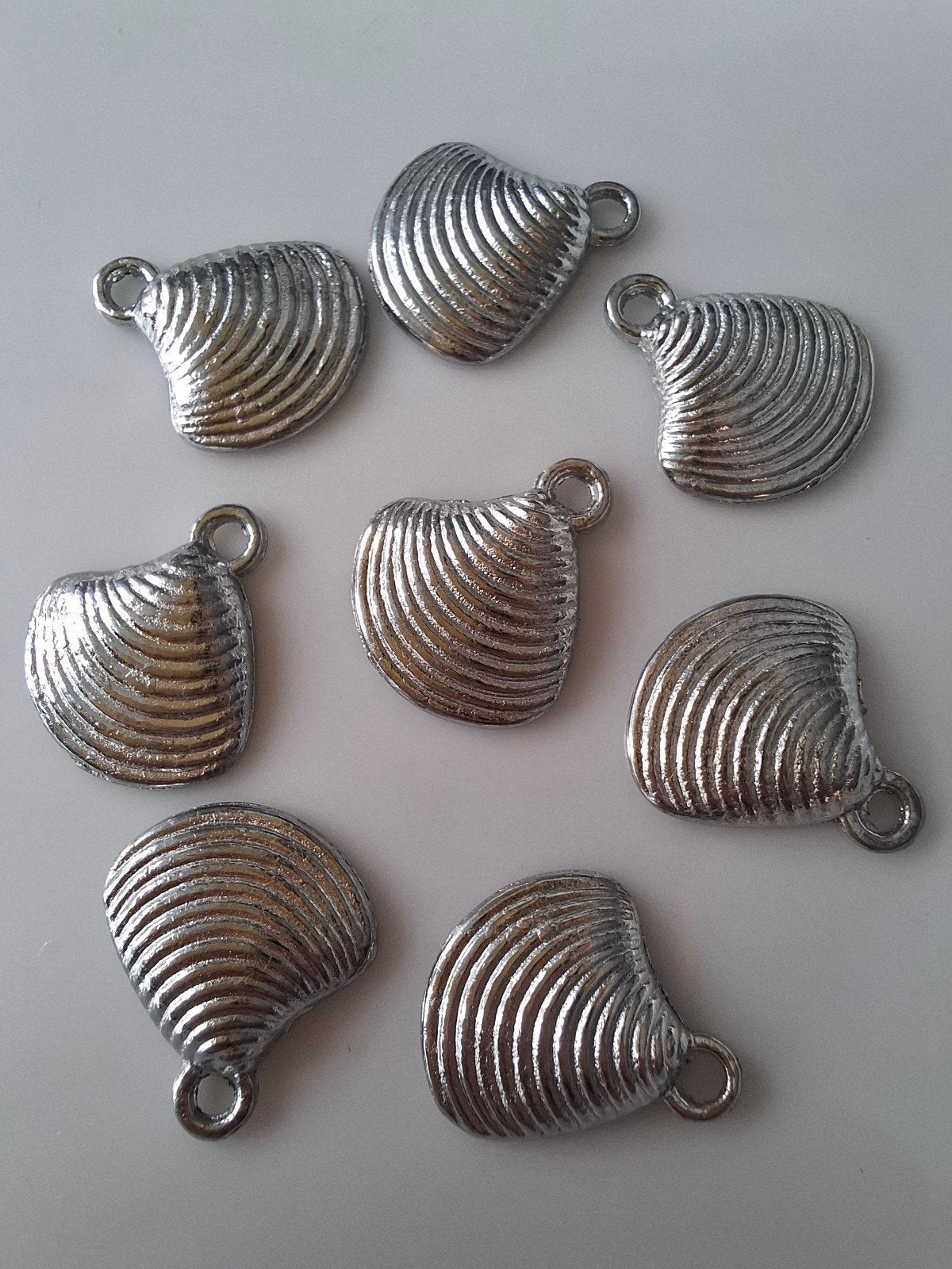 8 stuks bedels hangers schelp metaal grijs zilver, Overige merken, Overige materialen, -, -
