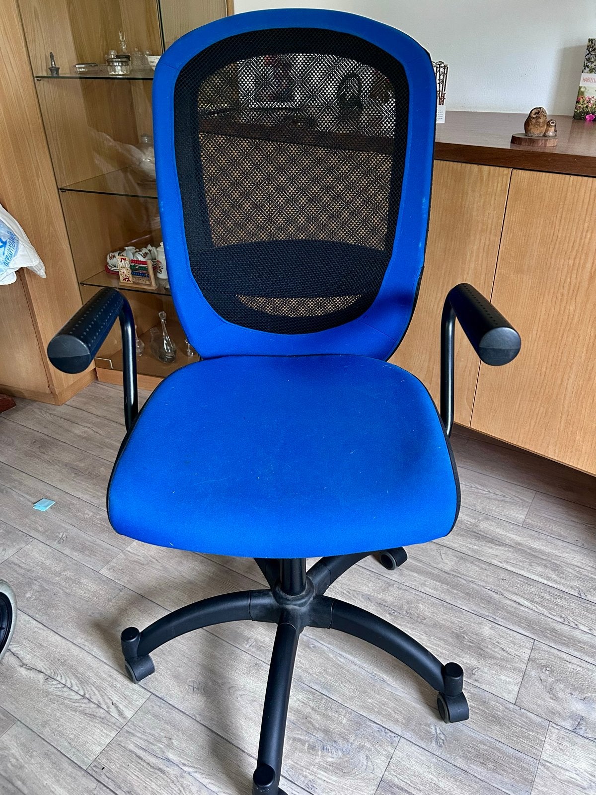 Blauwe bureaustoel met armleuningen en hoge rugleuning, Ophalen, Gebruikt, Blauw, Bureaustoel