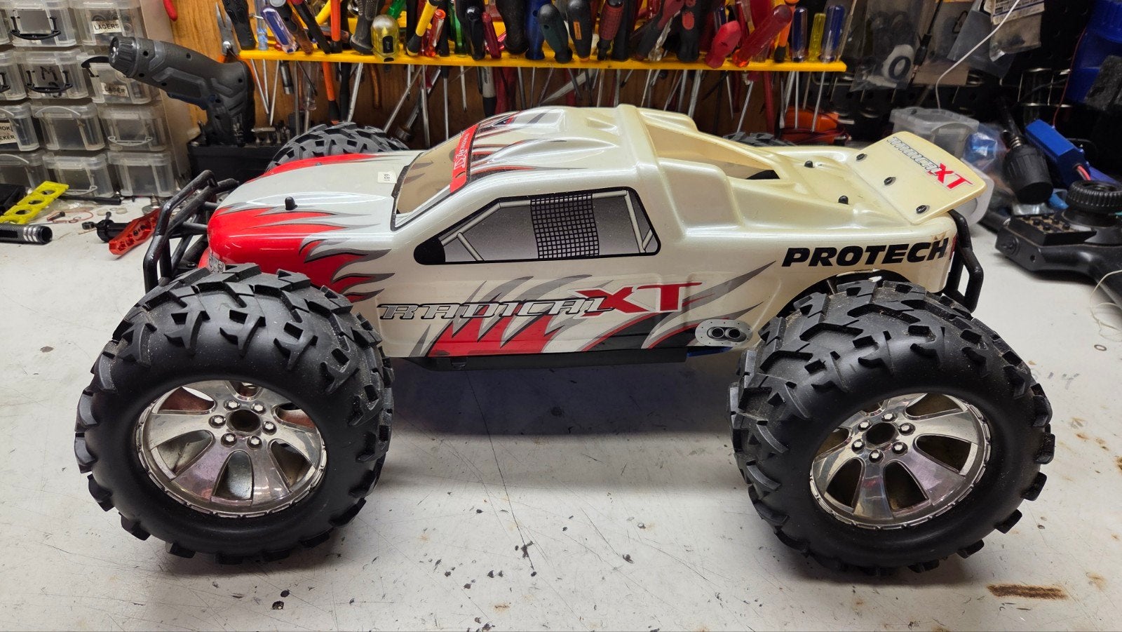 Te koop leuke protech radical, Hobby en Vrije tijd, Gebruikt, Ophalen of Verzenden, Auto onroad, Schaal 1:8