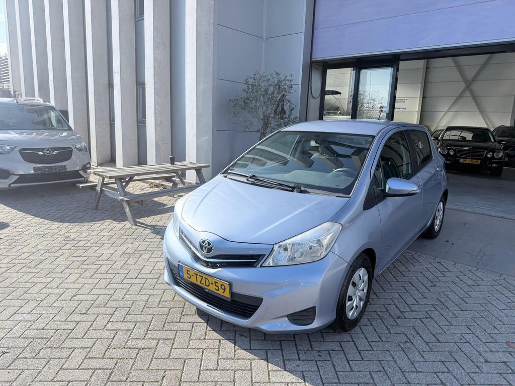 Toyota Yaris 1.3 VVT-i Now 2E EIG! AIRCO! 5DEURS! INRUIL MOG, Voorwielaandrijving, Euro 5, Stof, Zwart