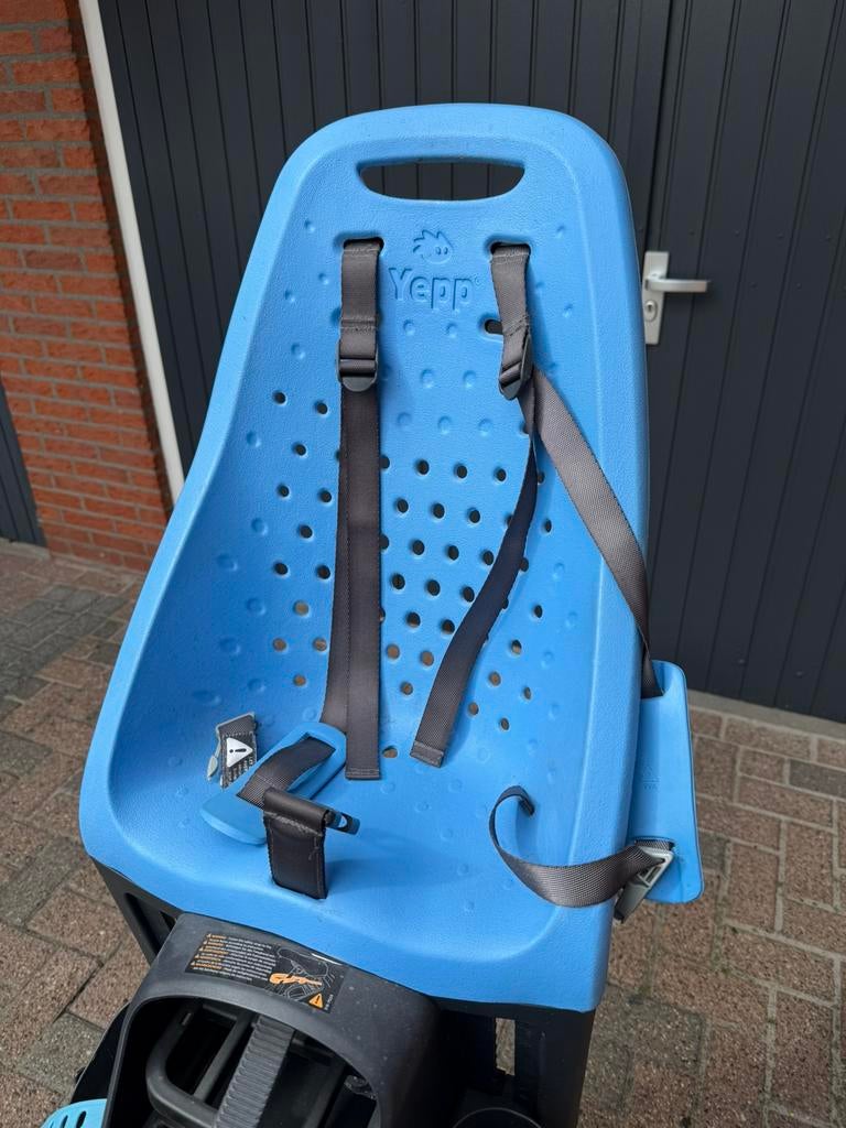 Blauw Yepp fietsstoeltje, Fietsen en Brommers, Ophalen, Zo goed als nieuw, Achterzitje, Voetsteuntjes