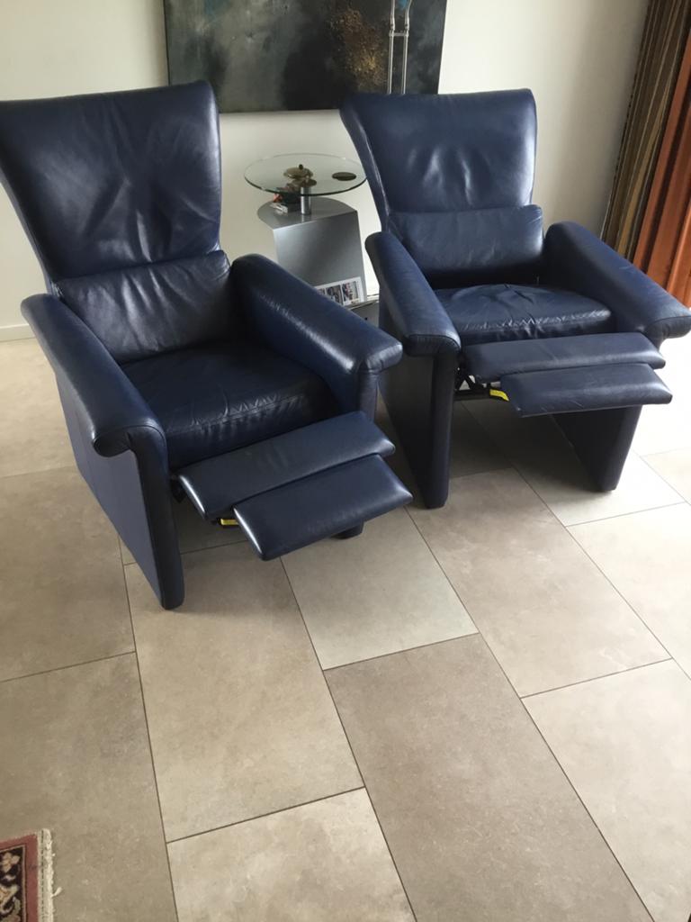 Twee blauwe lederen relaxfauteuils, Ophalen, Gebruikt, Modern, 50 tot 75 cm