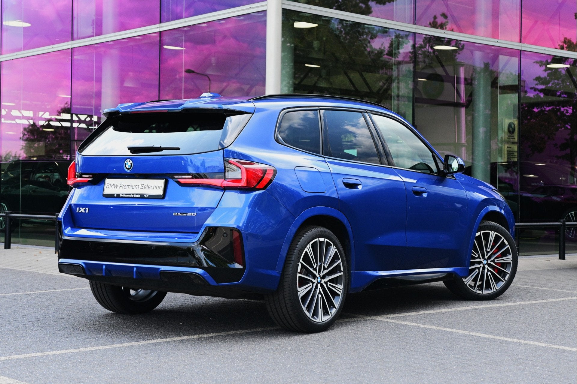 BMW iX1 eDrive20 M Sport / Panoramadak / Sportstoelen / Comf, Dealer onderhouden, Gebruikt, Met garantie (alle), 204 pk