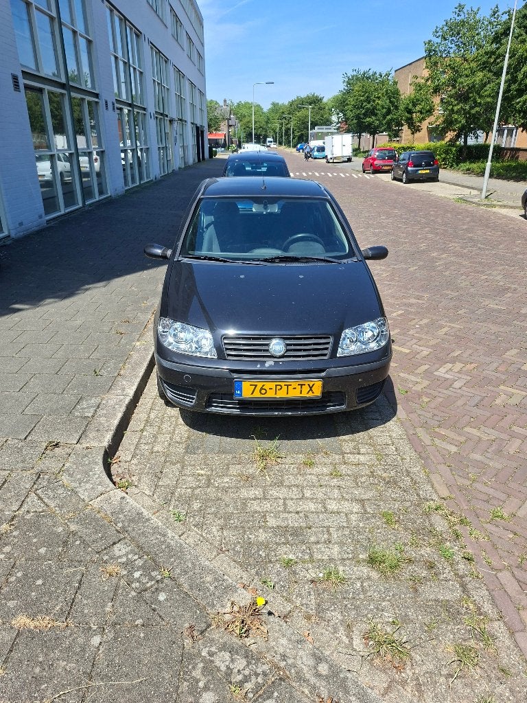 Fiat Punto 1.4 16V 3DR 2004 Zwart, Auto's, Voorwielaandrijving, Stof, 40 €/maand, 400 kg