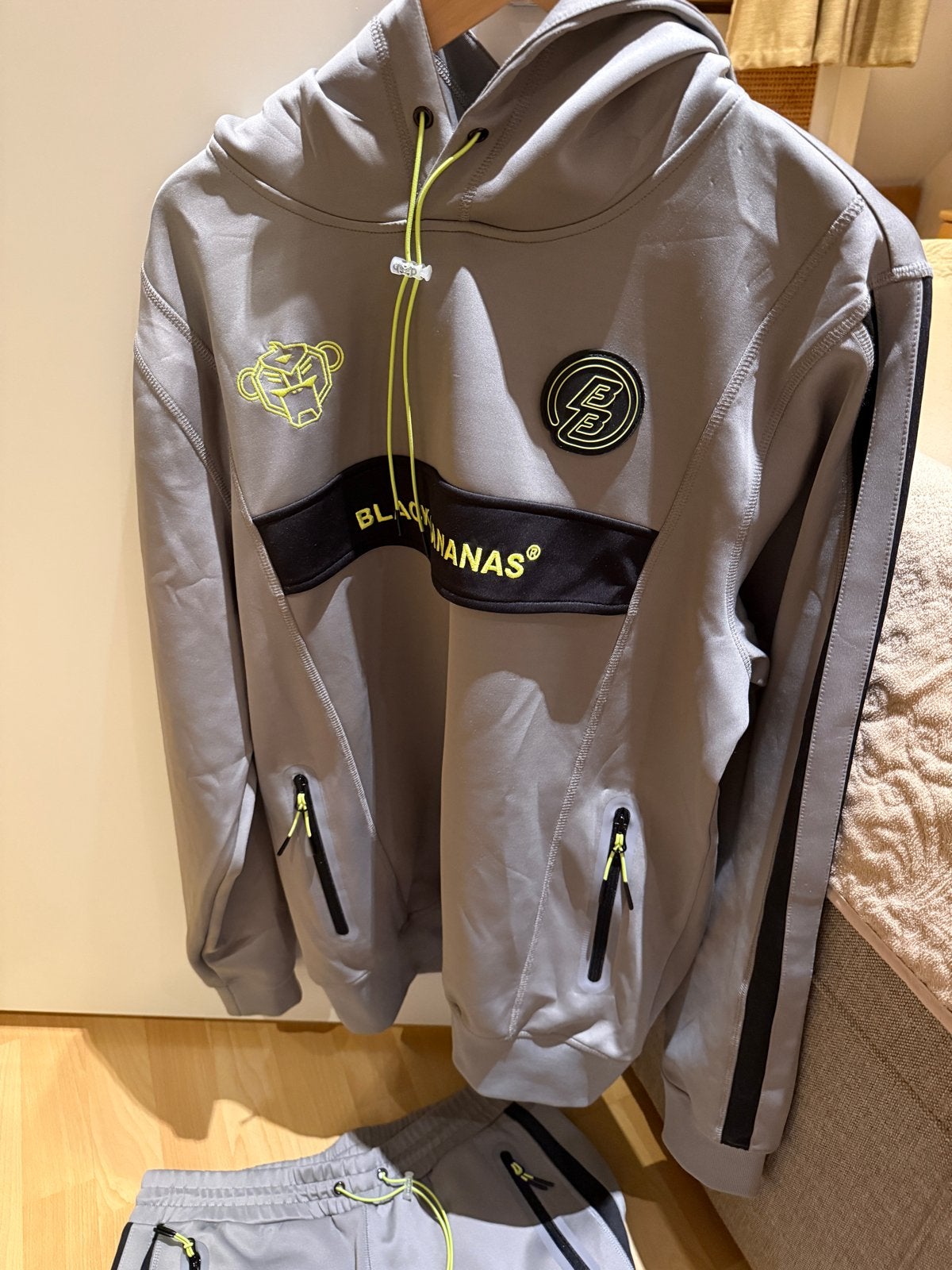 Black Bananas trainingspak grijs/zwart/neon geel, Ophalen of Verzenden, Zo goed als nieuw, Maat 52/54 (L)