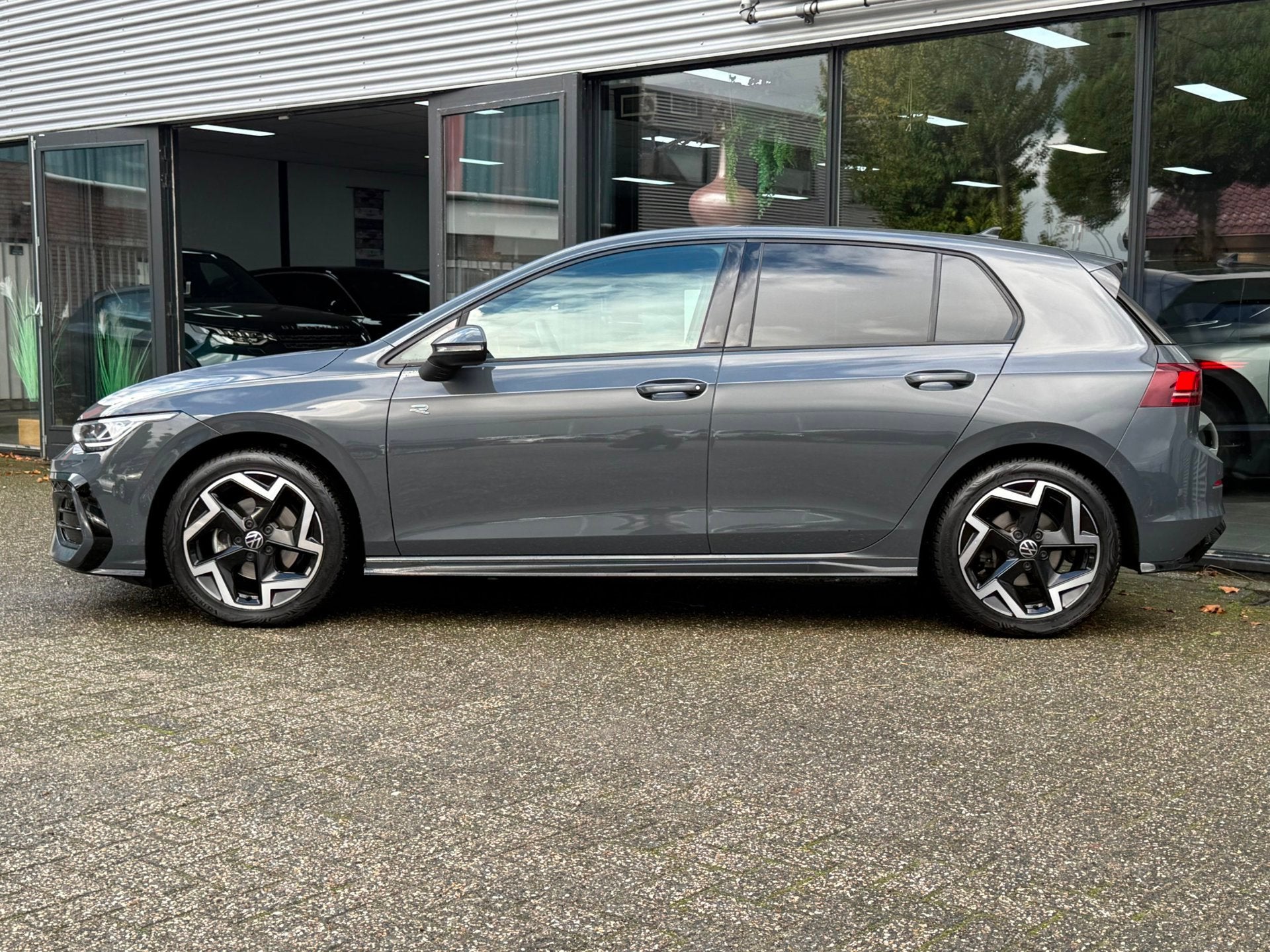 Volkswagen GOLF 1.5 eTSI R-Line Edition ACC/CAMERA/CARPLAY, Auto's, Dealer onderhouden, 4 cilinders, 150 pk, Bedrijf
