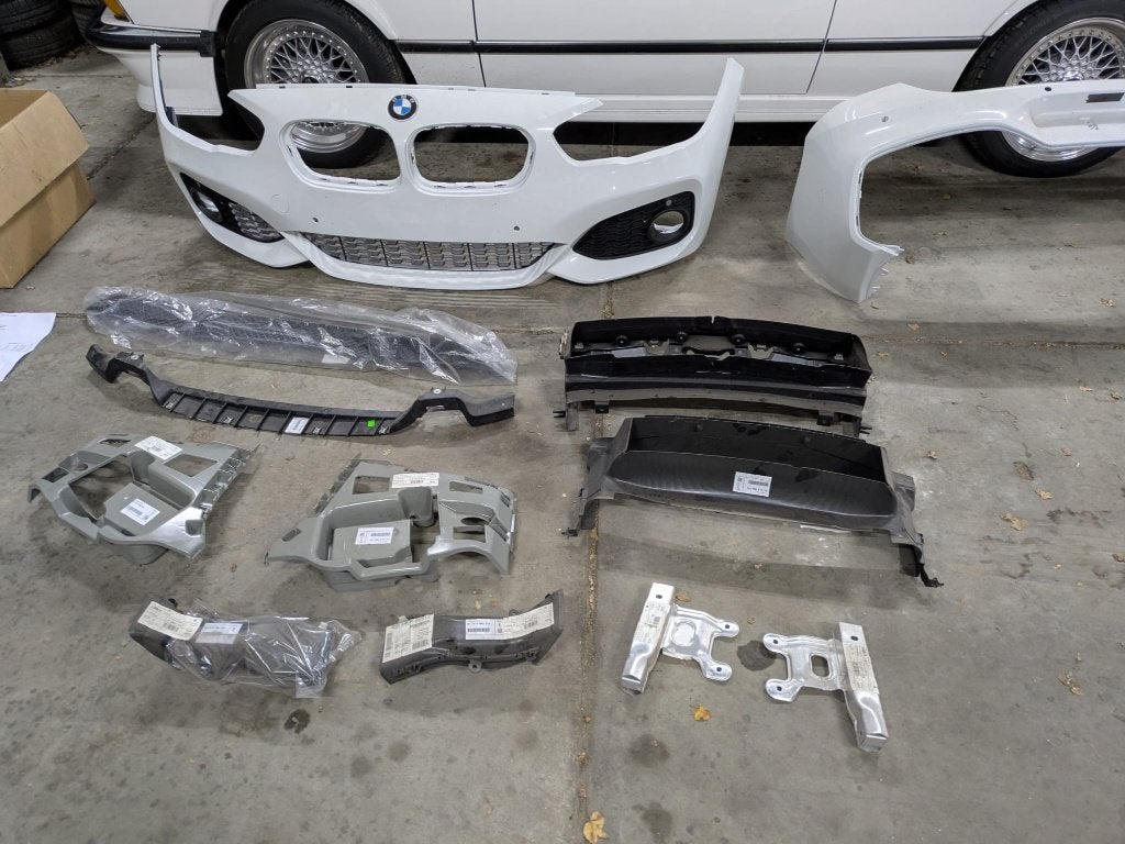 BMW 1 serie F20 LCI M pakket compleet en origineel Alpinweis, Auto-onderdelen, Ophalen, Nieuw, Bumper, Voor