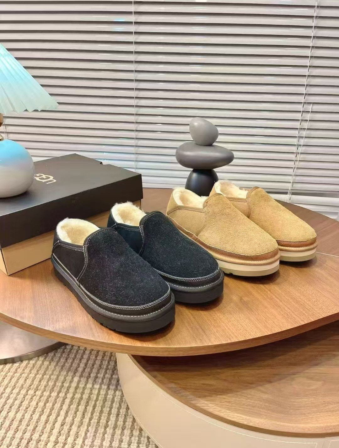 Ugg Classic  - Zwart en Beige, Kleding | Dames, Verzenden, Zwart, Zo goed als nieuw, Pantoffels of Sloffen