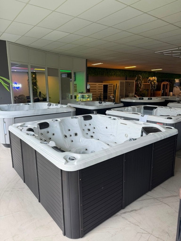 LUXE JACUZZI 230x230 CM – 6 PERSONEN, Ophalen, Zo goed als nieuw, Trap, Vast
