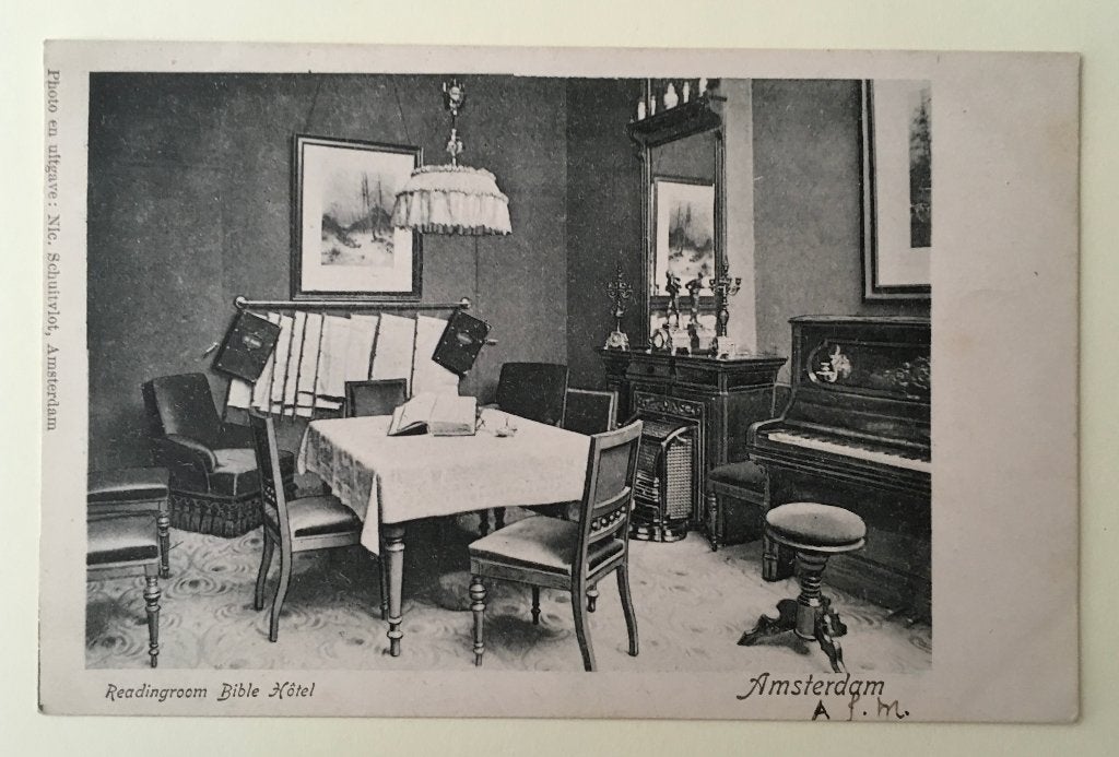 Prentbriefkaart: Amsterdam Bijbel Hotel Leeszaal, Ophalen of Verzenden, 1920 tot 1940, Ongelopen, Overige thema's