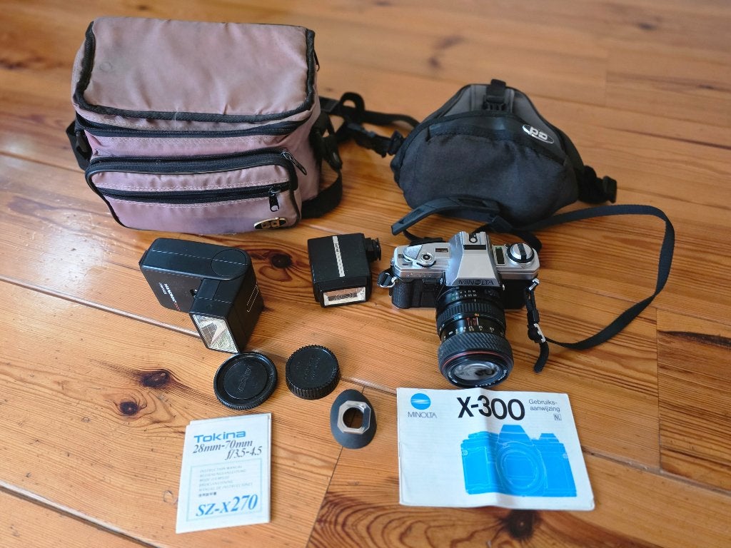 Minolta X-300 Spiegelreflexcamera met flitsers en tassen, Ophalen, Gebruikt, Spiegelreflex, Minolta