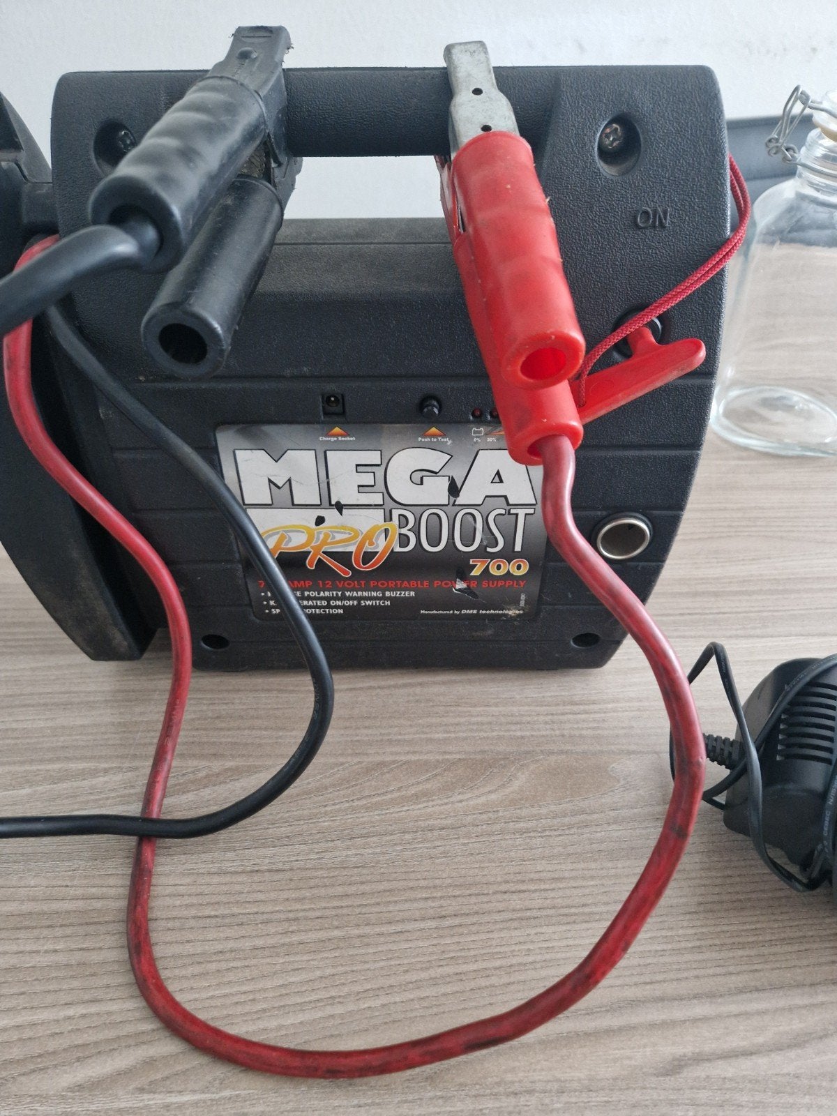 Mega Boost Pro 700 Startbooster met 12V Acculader, Ophalen, Gebruikt