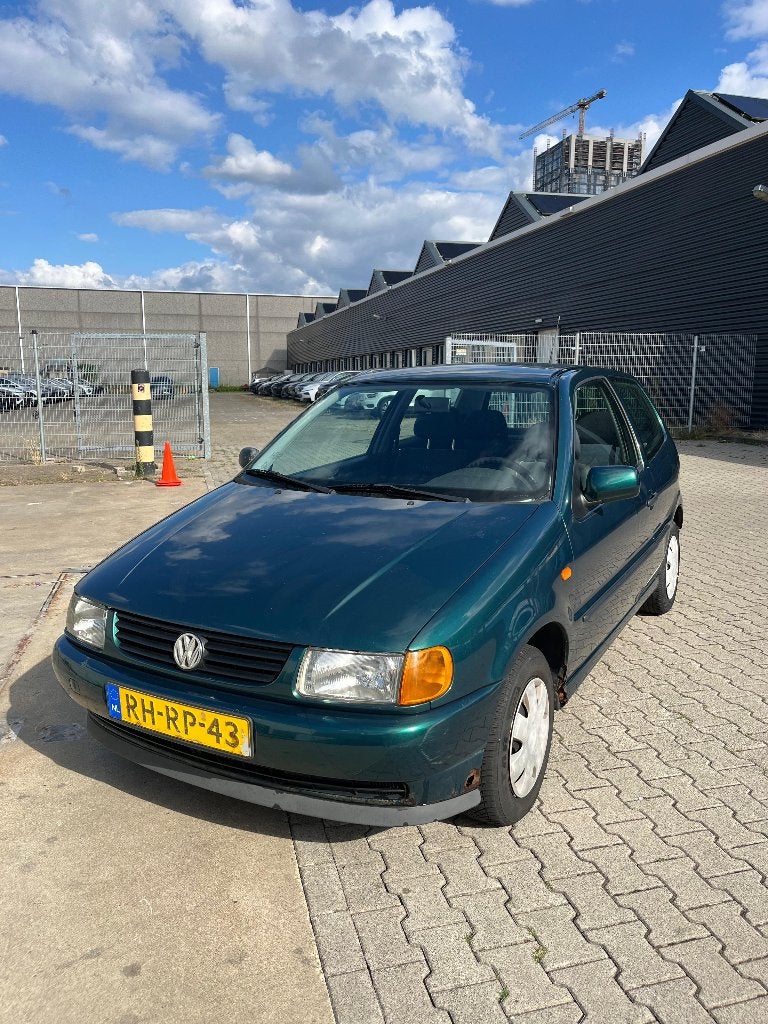 Volkswagen Polo 1.6 55KW 1997 Groen - nieuwe APK, Auto's, Voorwielaandrijving, 450 kg, 74 pk, 4 cilinders