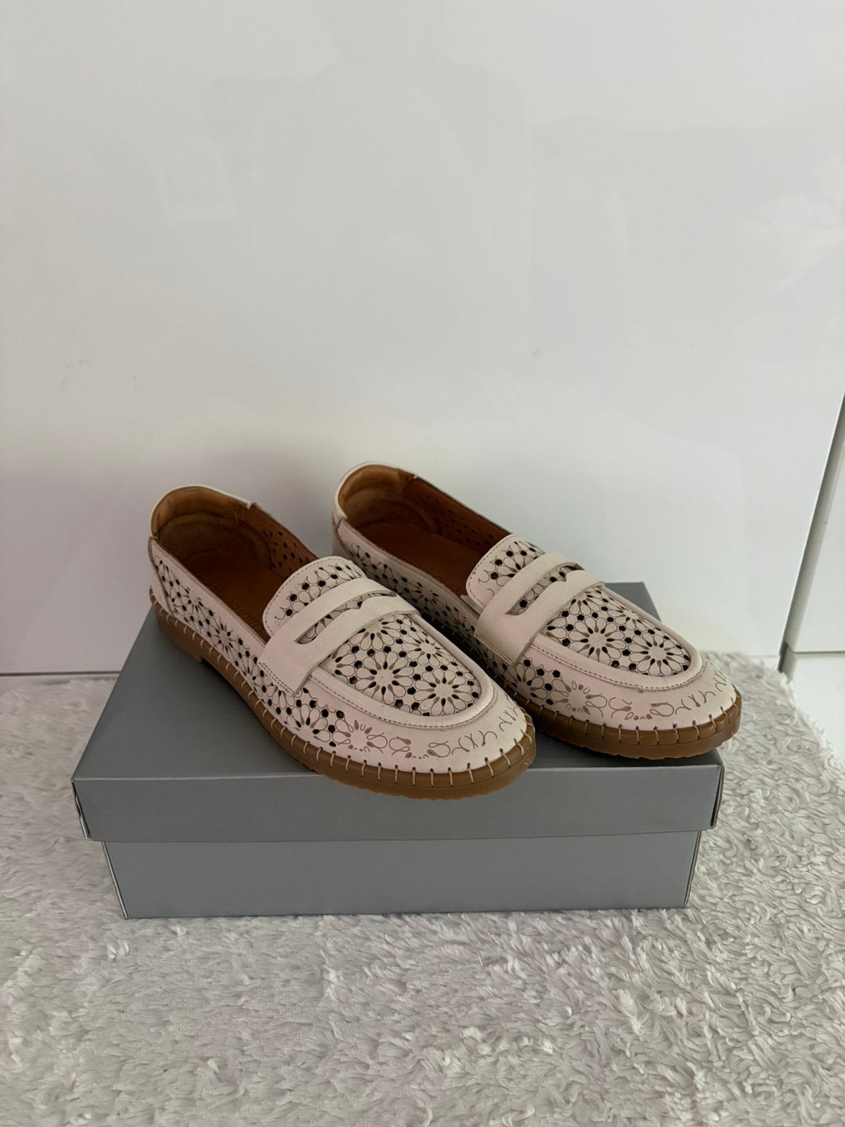 Beige loafers / instappers met bloemenprint NIEUW, Kleding | Dames, Nieuw, Ophalen of Verzenden, Instappers, Beige