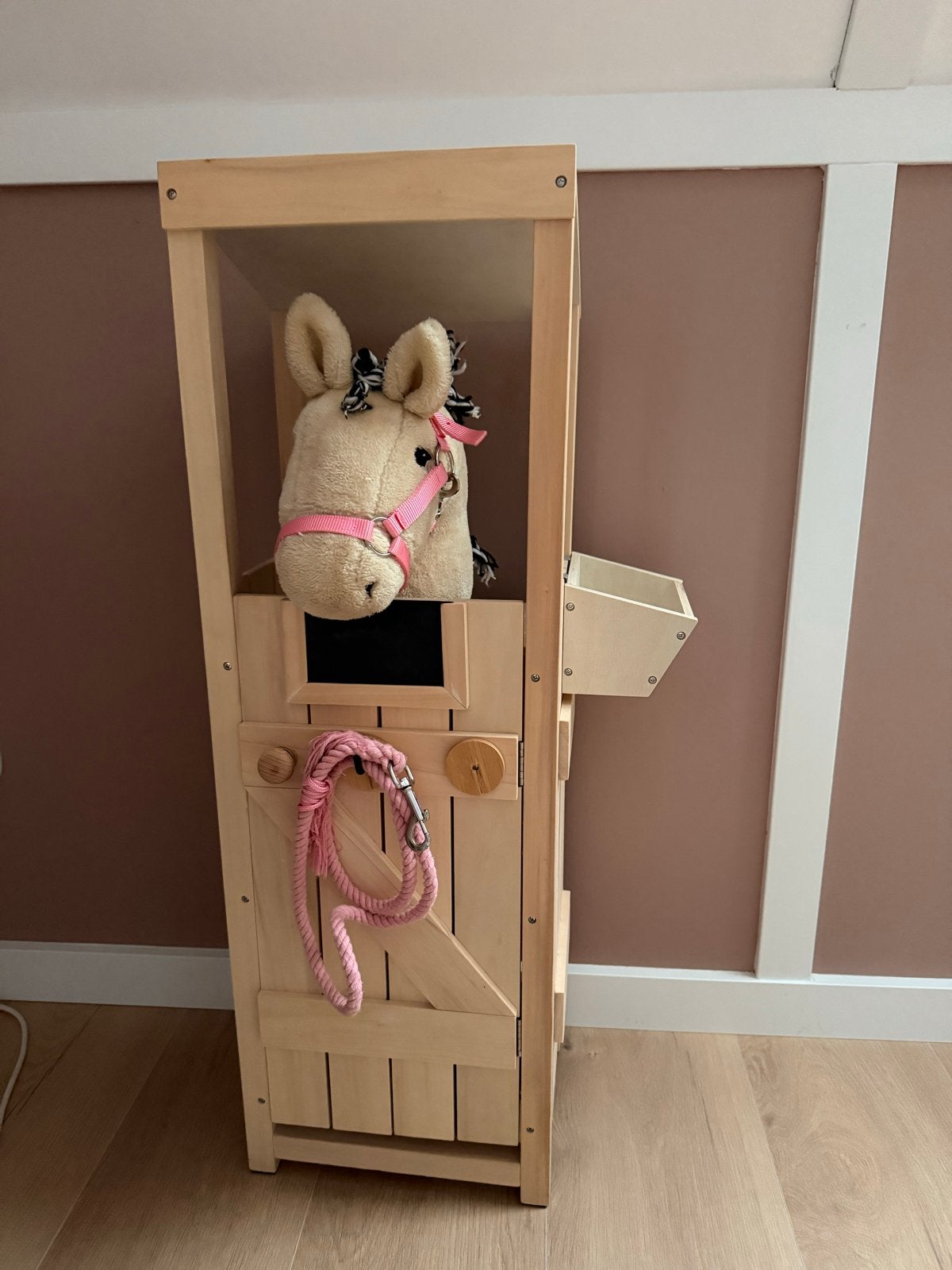 Hobby Horse met Stalletje en Voerbakje, Ophalen, Zo goed als nieuw, Jongen of Meisje