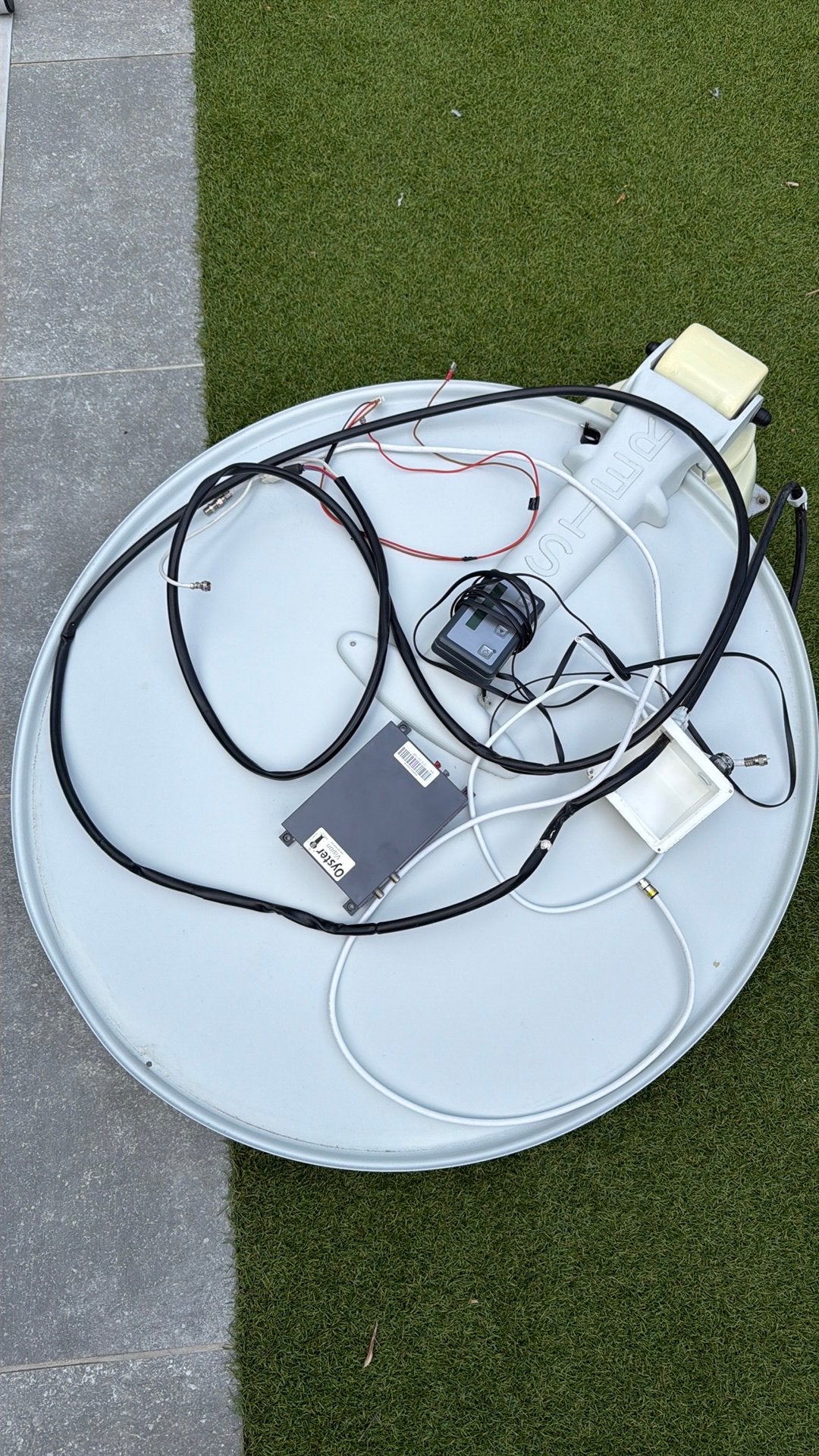 Oyster schotel, Audio, Tv en Foto, Schotelantennes, Verzenden, Zo goed als nieuw, Overige merken