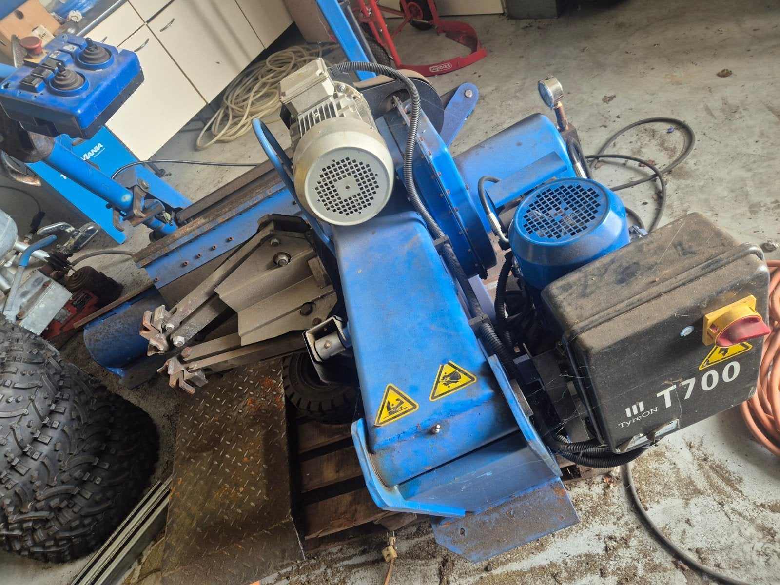 TyreON T700 Banden demonteerapparaat, Ophalen
